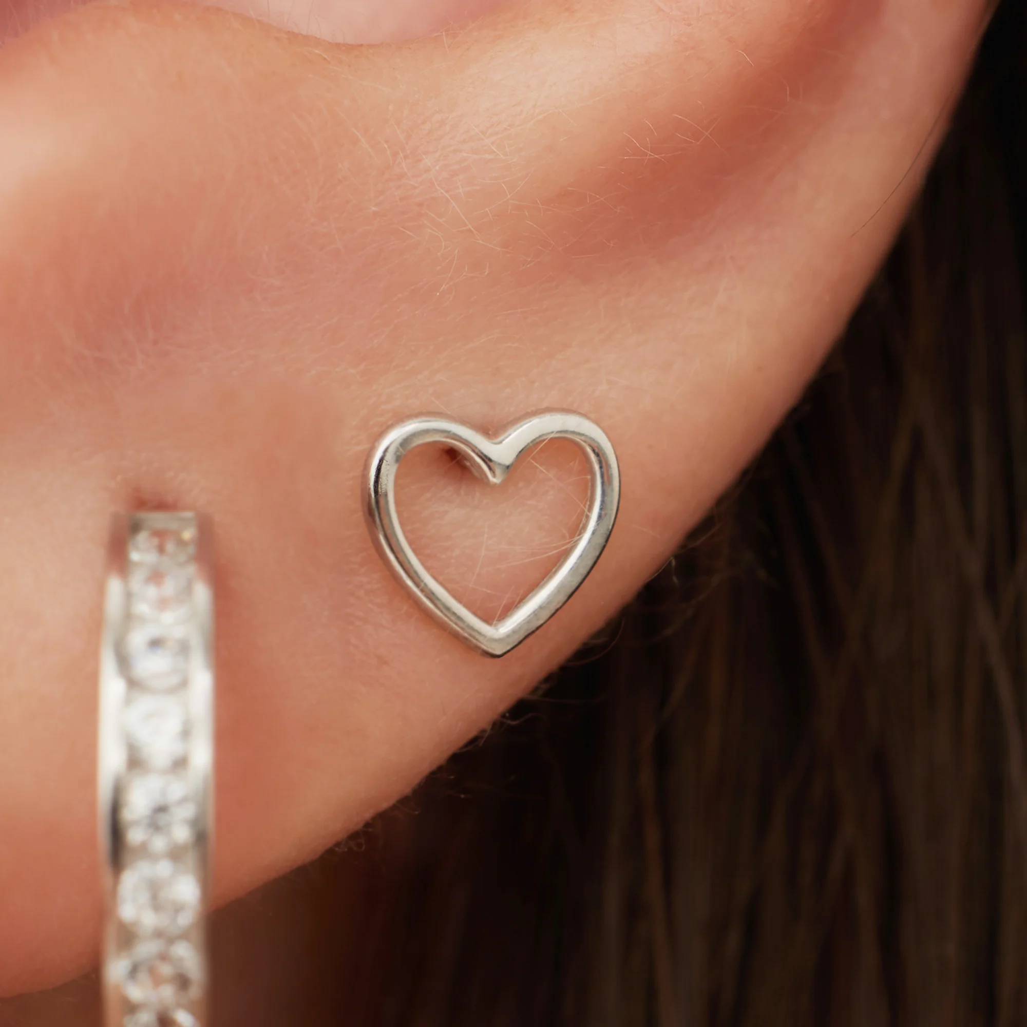 Saint Germain Amore 14 karat white gold ear studs with heart - Image 3