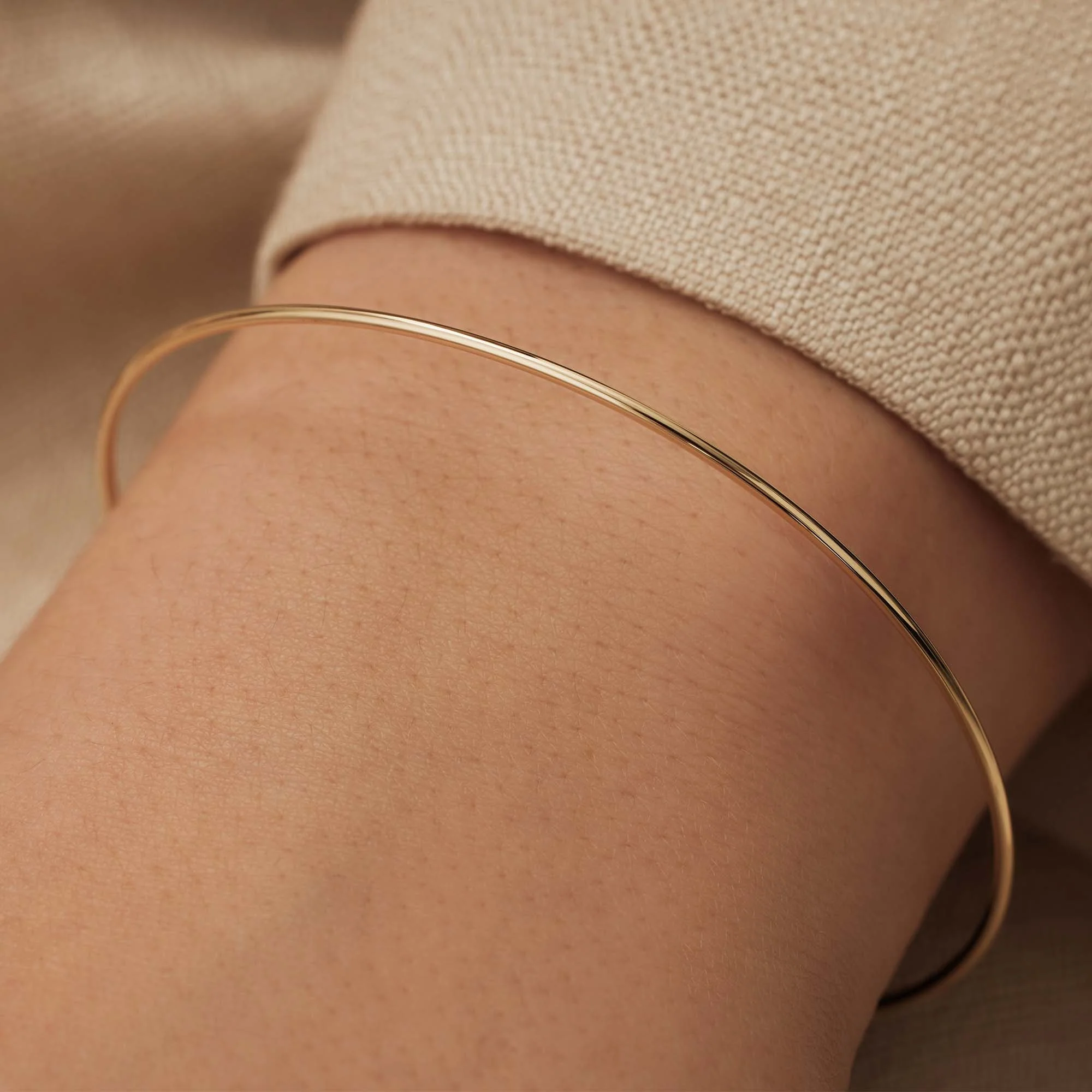 Cour d'Honneur Adora 14 karat gold bangle - Image 4