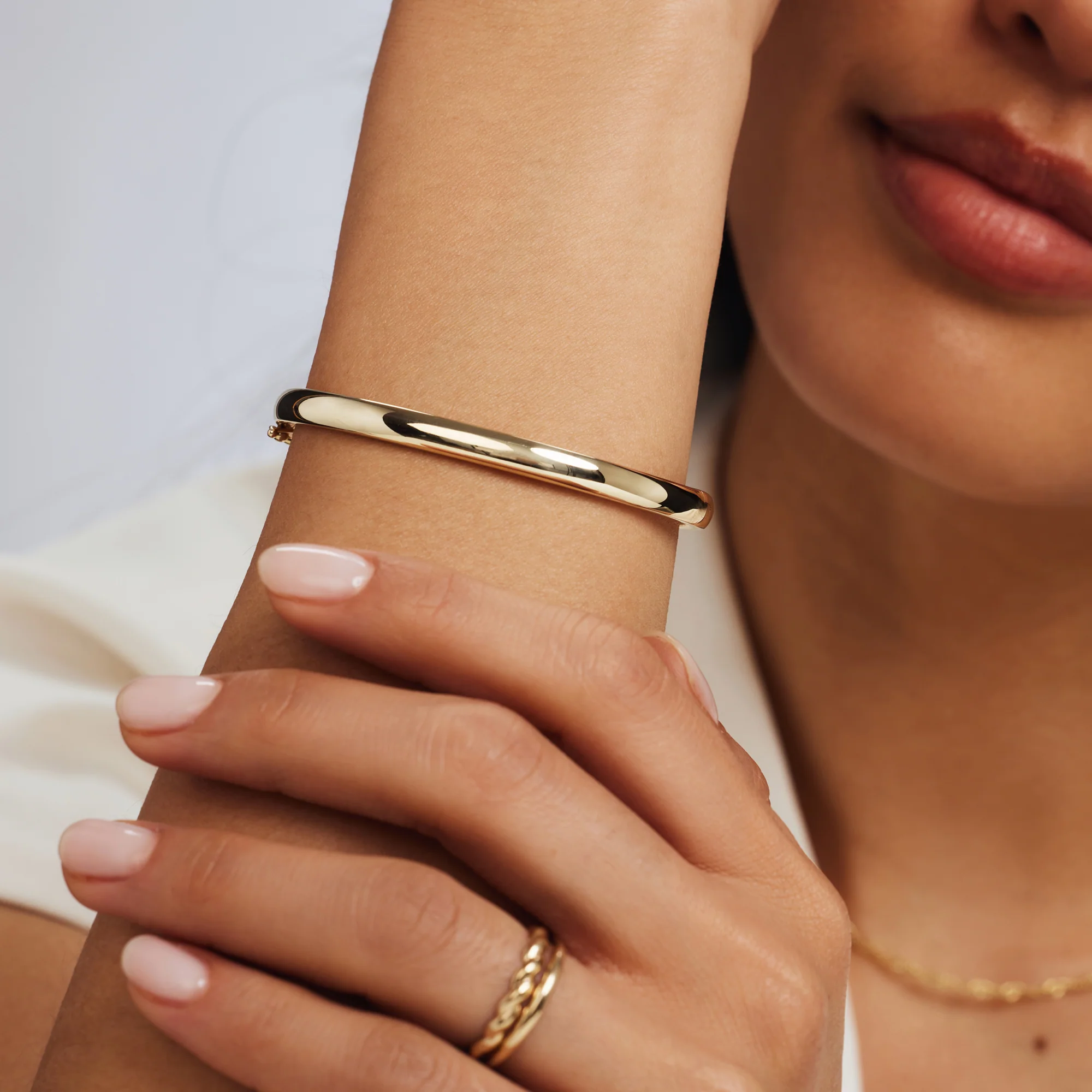 Cour d'Honneur Lucienne 14 karat gold bangle with round edge - Image 3