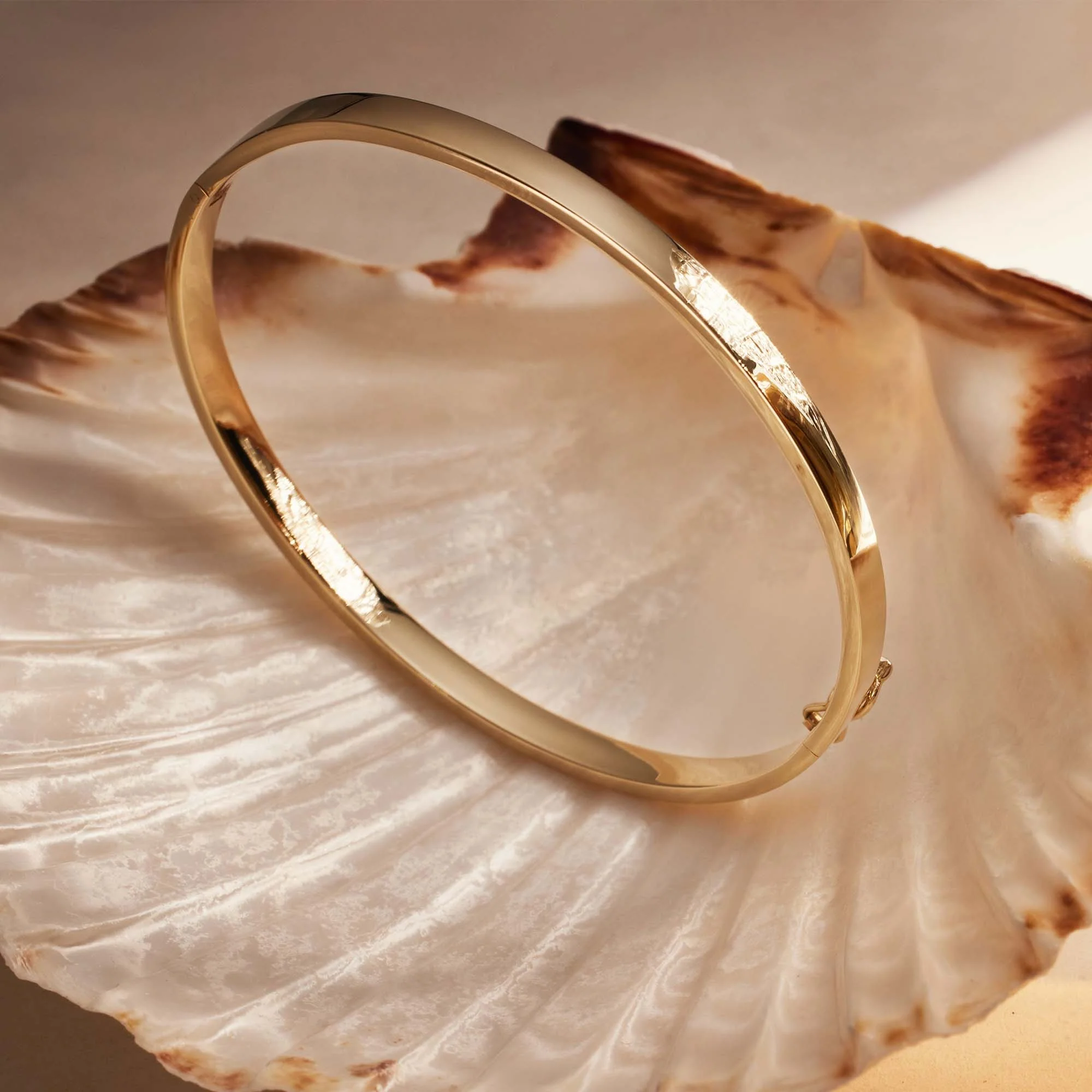 Cour d'Honneur Clara 14 karat gold bangle with rectangular edge - Image 4