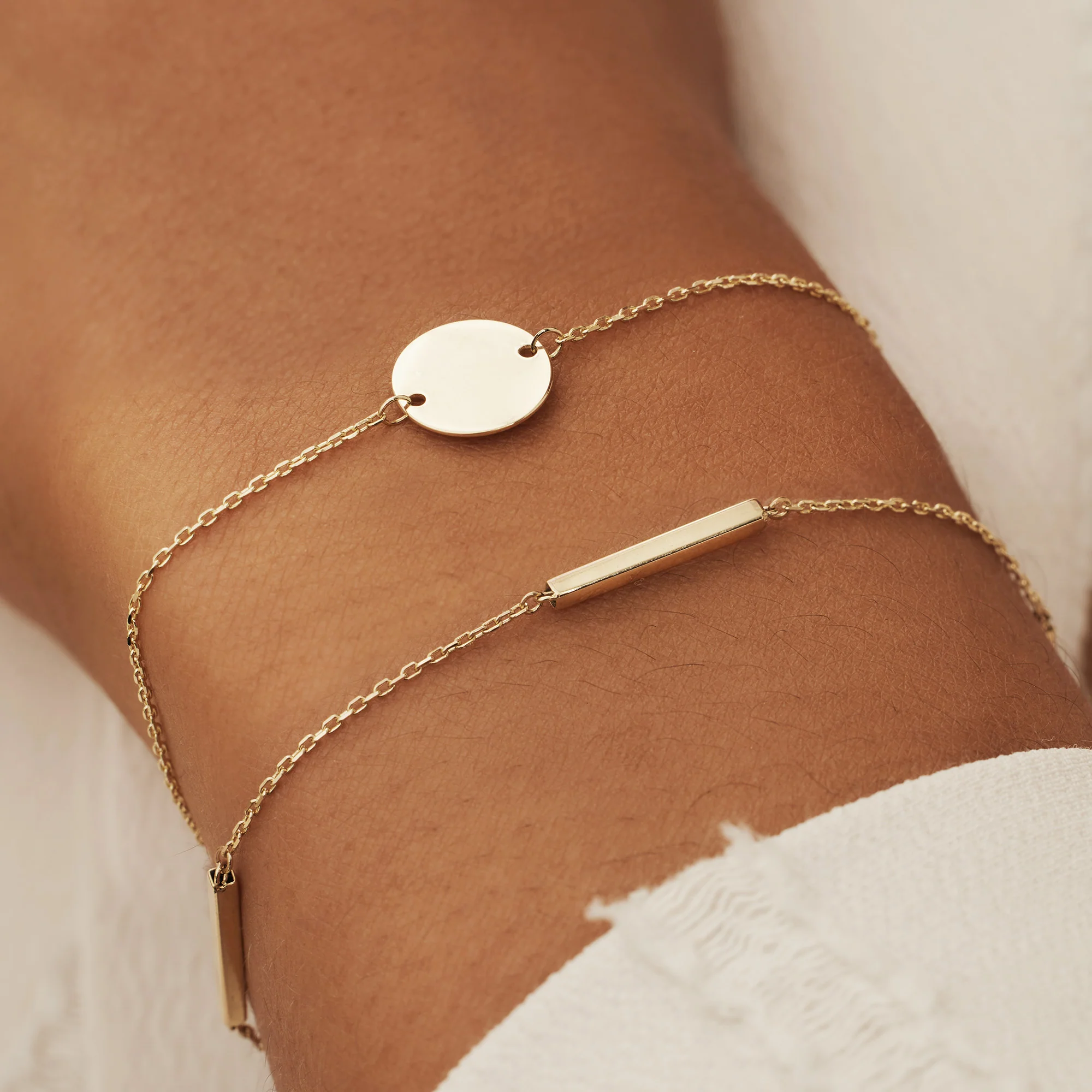 Le Marais Jeanne 14 karat gold bracelet with coin - Image 3