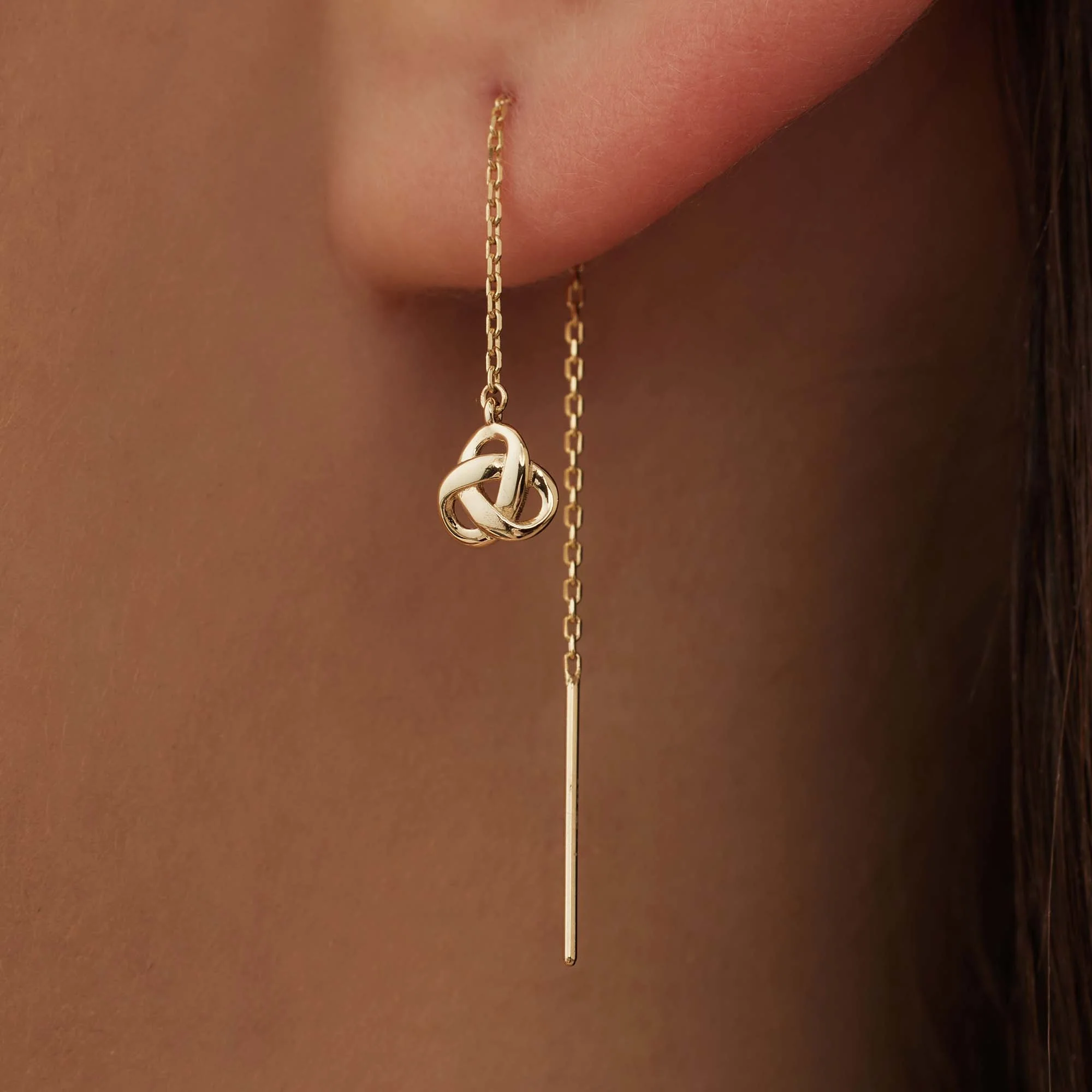 Rivoli Méline 14 karat gold pull through earrings with knot - Image 3