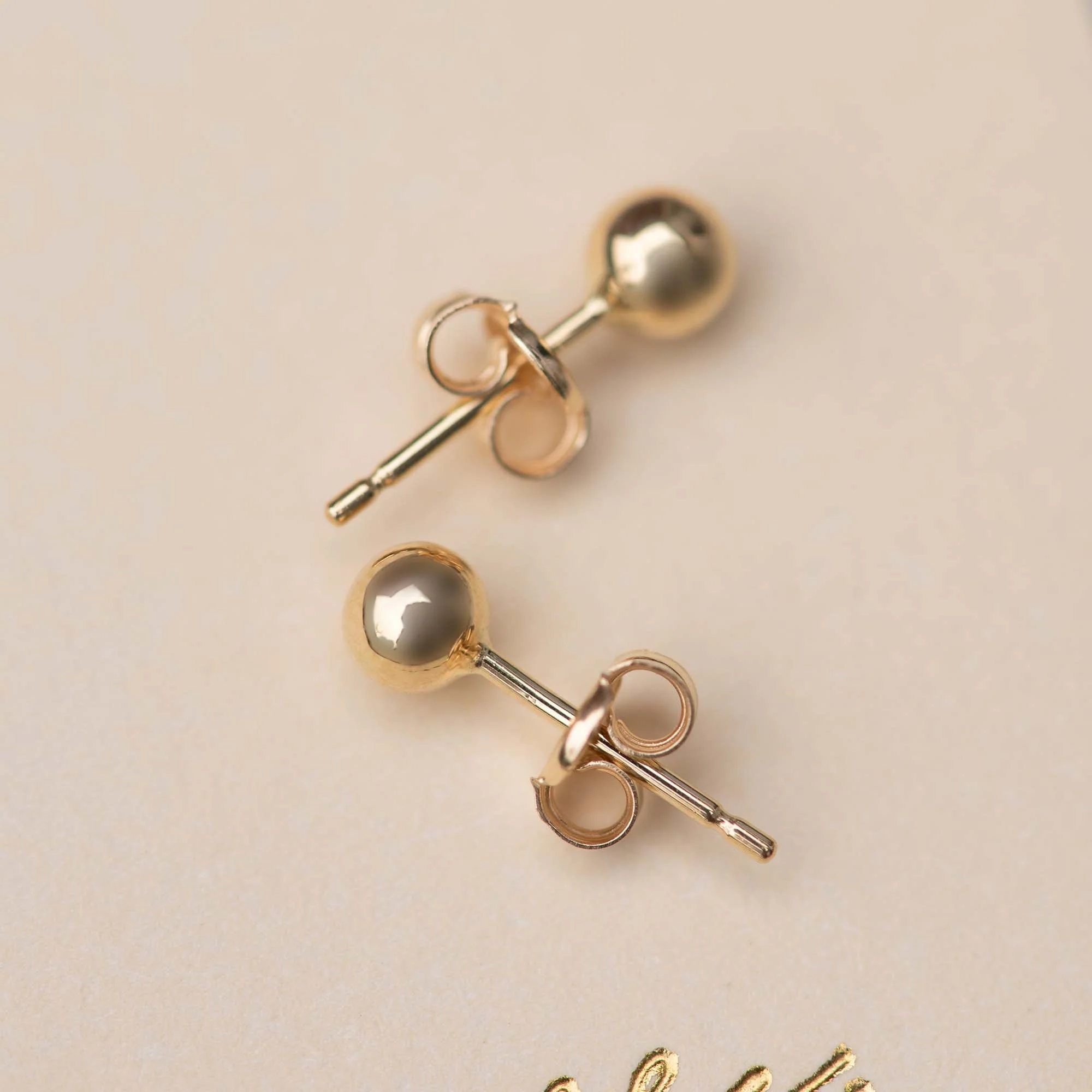 Le Marais Nadie 14 karat gold ear studs with sphere - Image 4