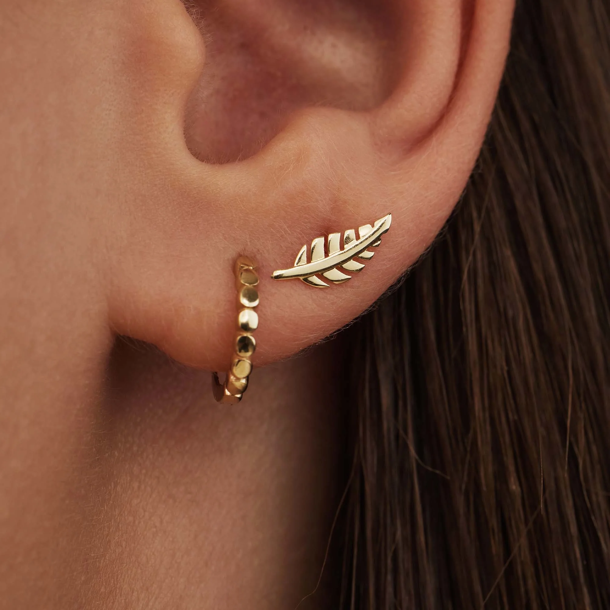Monceau Giselle 14 karat gold ear studs with feather - Image 3