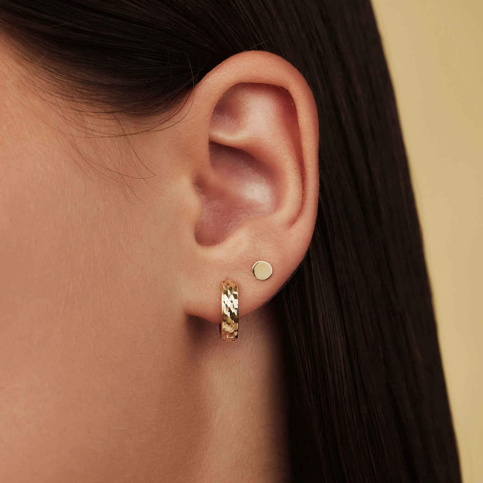 Le Marais Jeanne 14 karat gold ear studs with coin - Image 2
