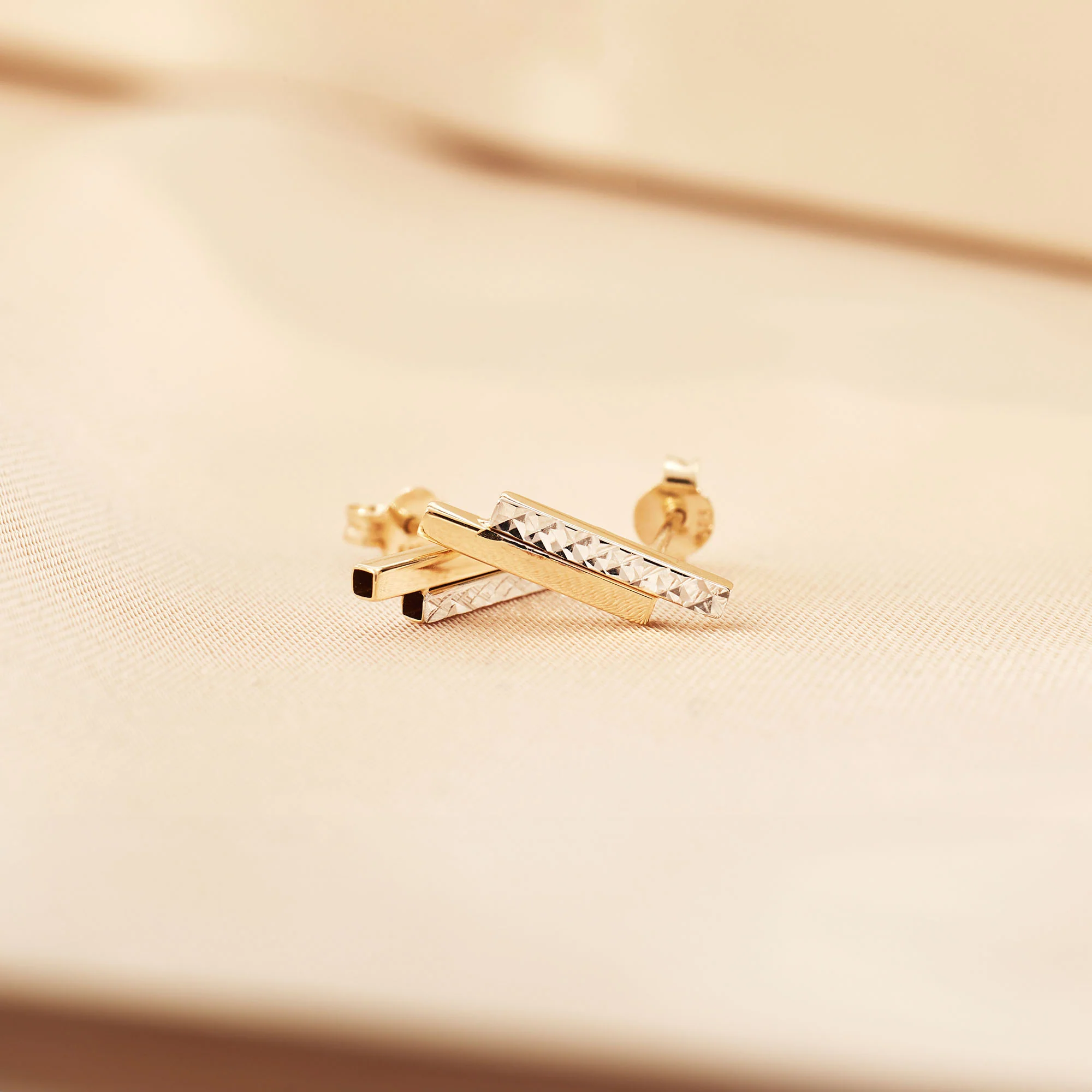 Le Marais Alice 14 karat gold ear studs with diamond cut - Image 4