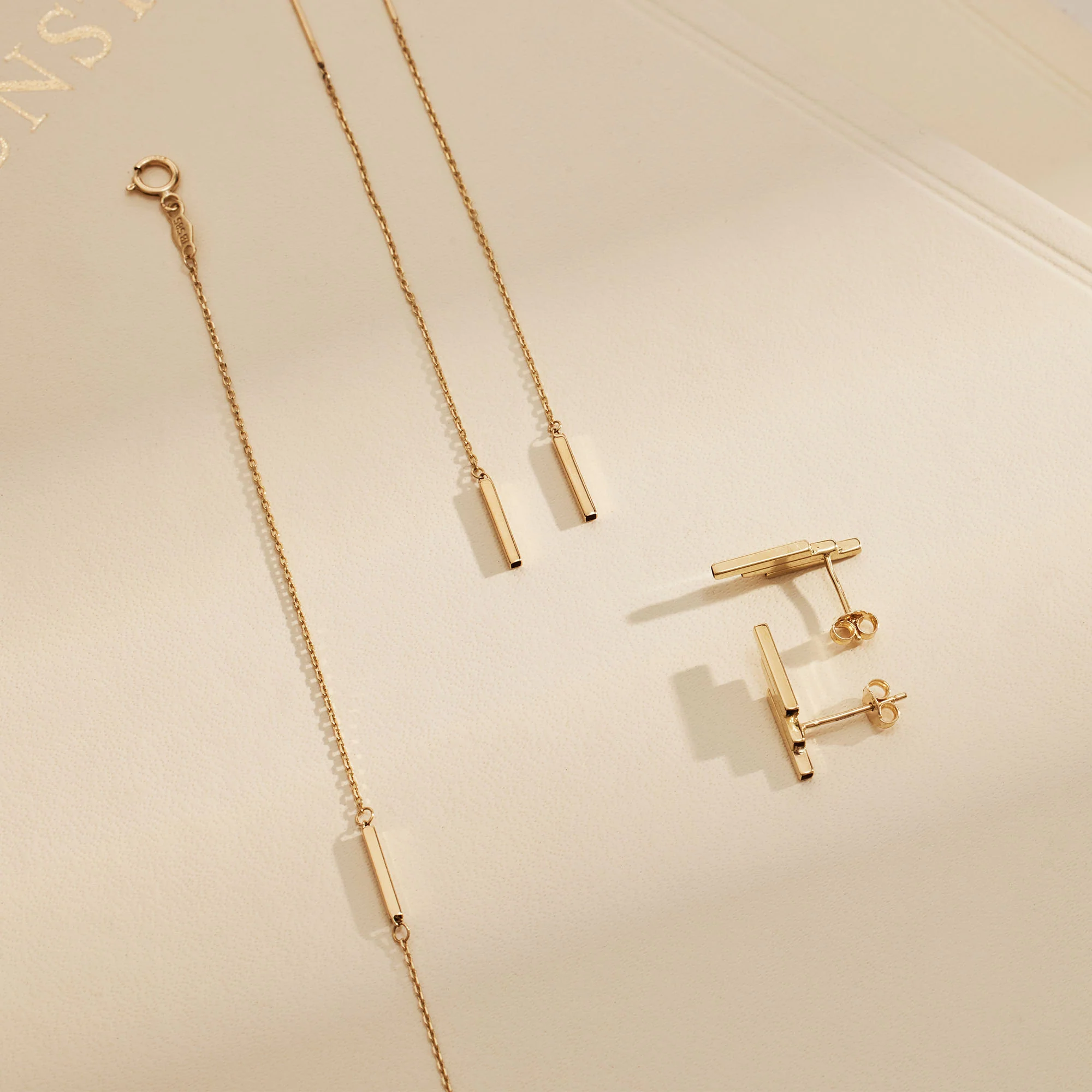 Le Marais Rosalie 14 karat gold ear studs with 3 rods - Image 4