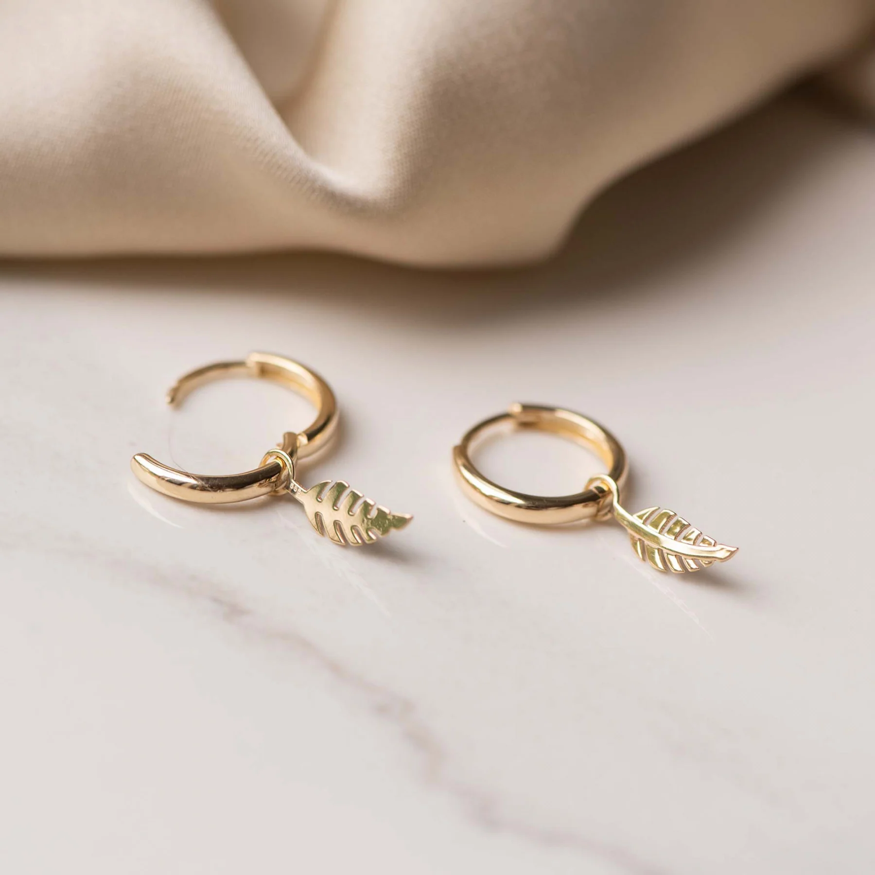Cadeau d'Isabel 14 karat gold earring set with feather - Image 4