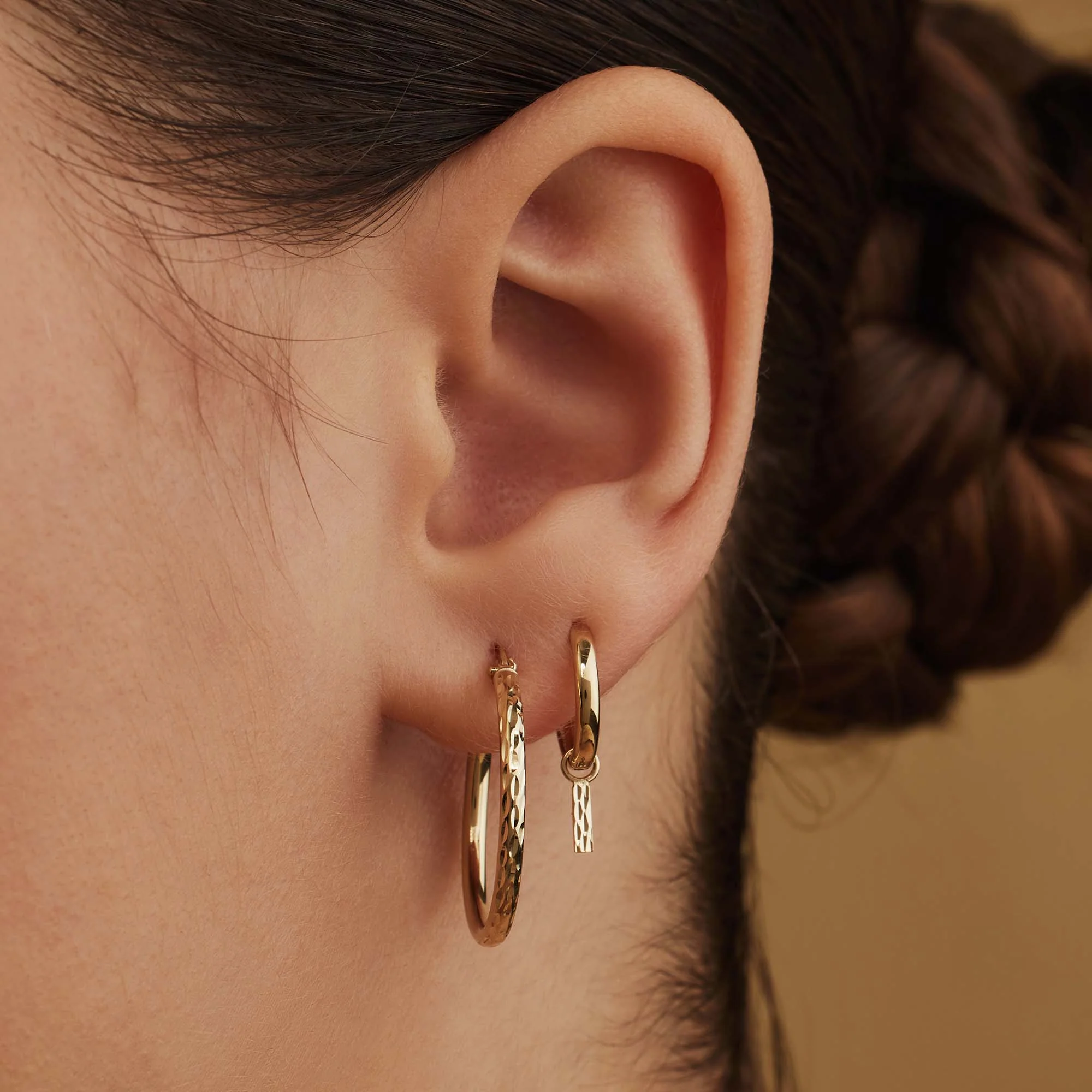 Rivoli Laura 14 karat gold hoop earrings with diamond cut rod - Image 2