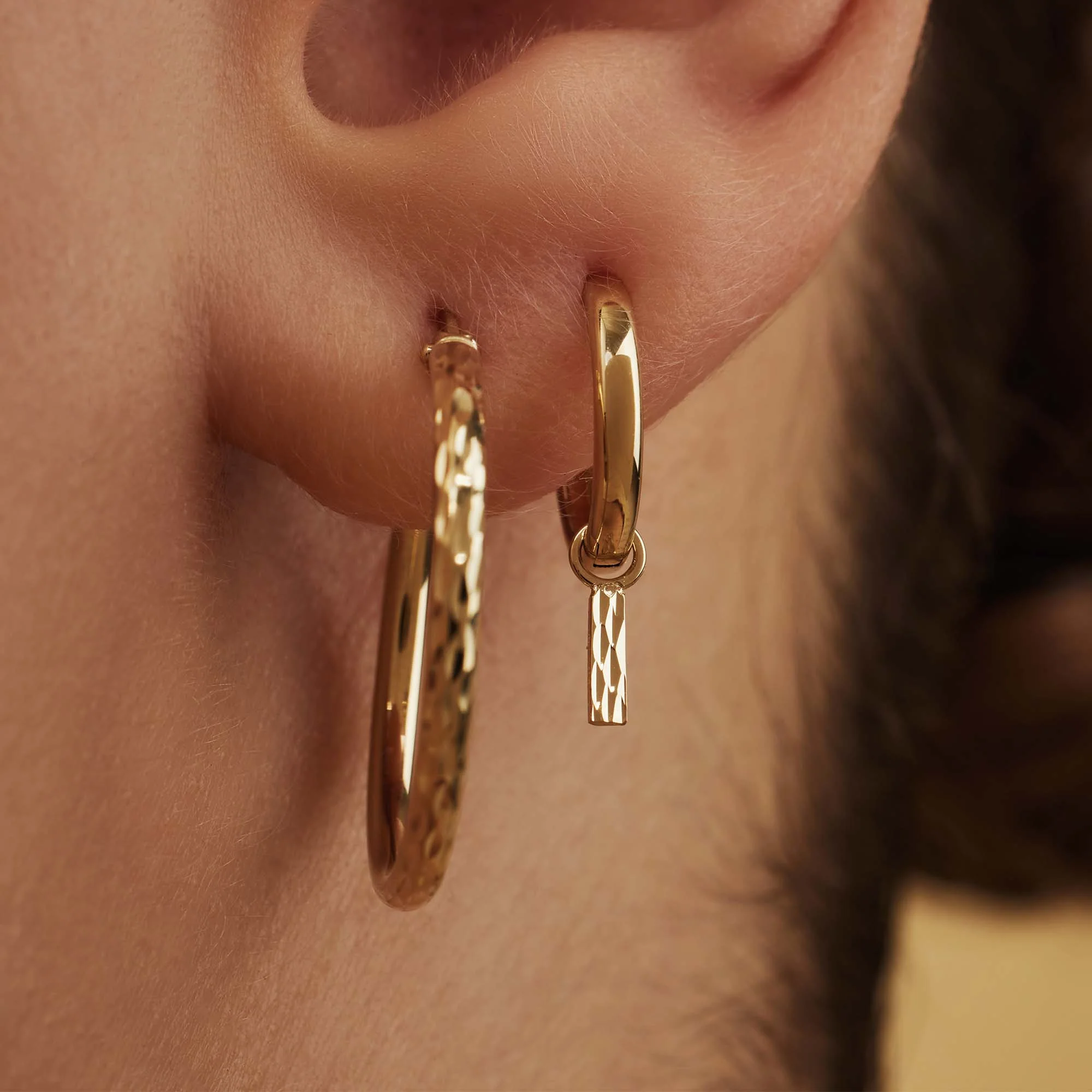 Rivoli Laura 14 karat gold hoop earrings with diamond cut rod - Image 3