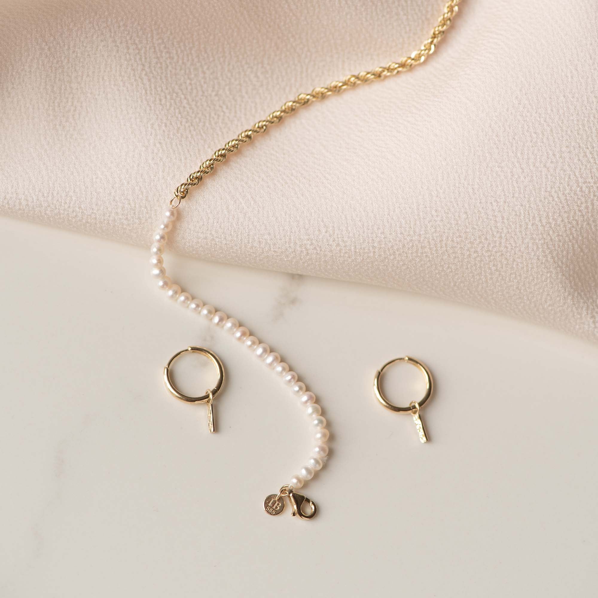 Rivoli Laura 14 karat gold hoop earrings with diamond cut rod - Image 4