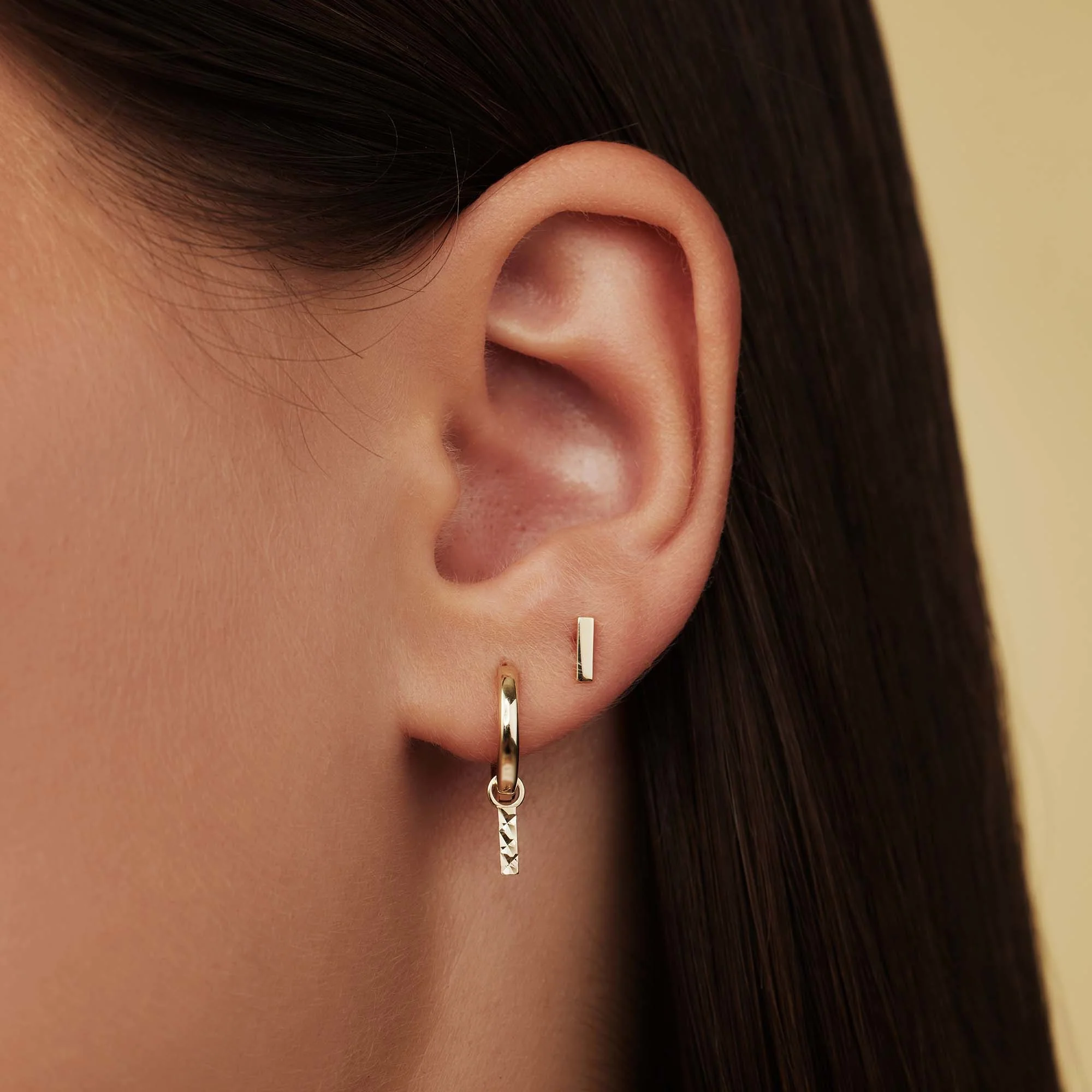Rivoli Laura 14 karat gold hoop earrings with diamond cut rod - Image 2