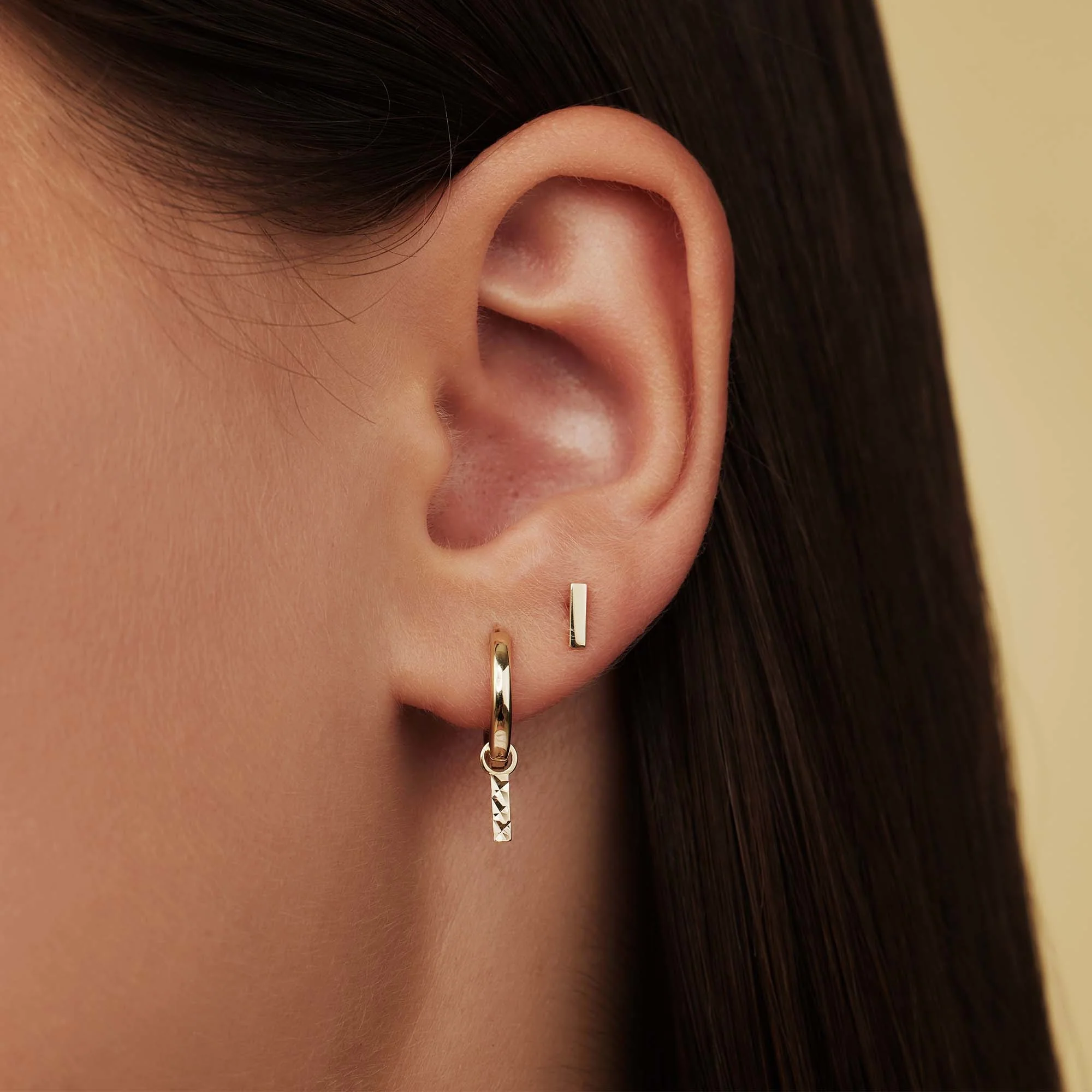 Rivoli Laura 14 karat gold hoop earrings with diamond cut rod - Image 3