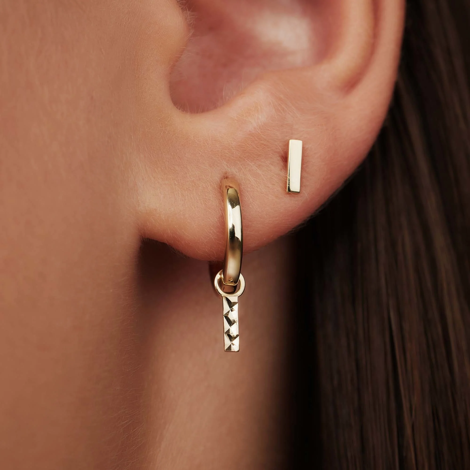 Rivoli Laura 14 karat gold hoop earrings with diamond cut rod - Image 4