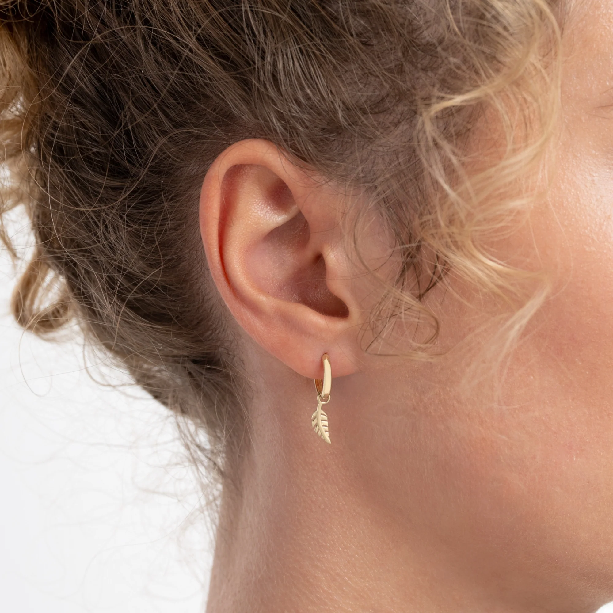 Monceau Giselle 14 karat gold hoop earrings with feather - Image 2