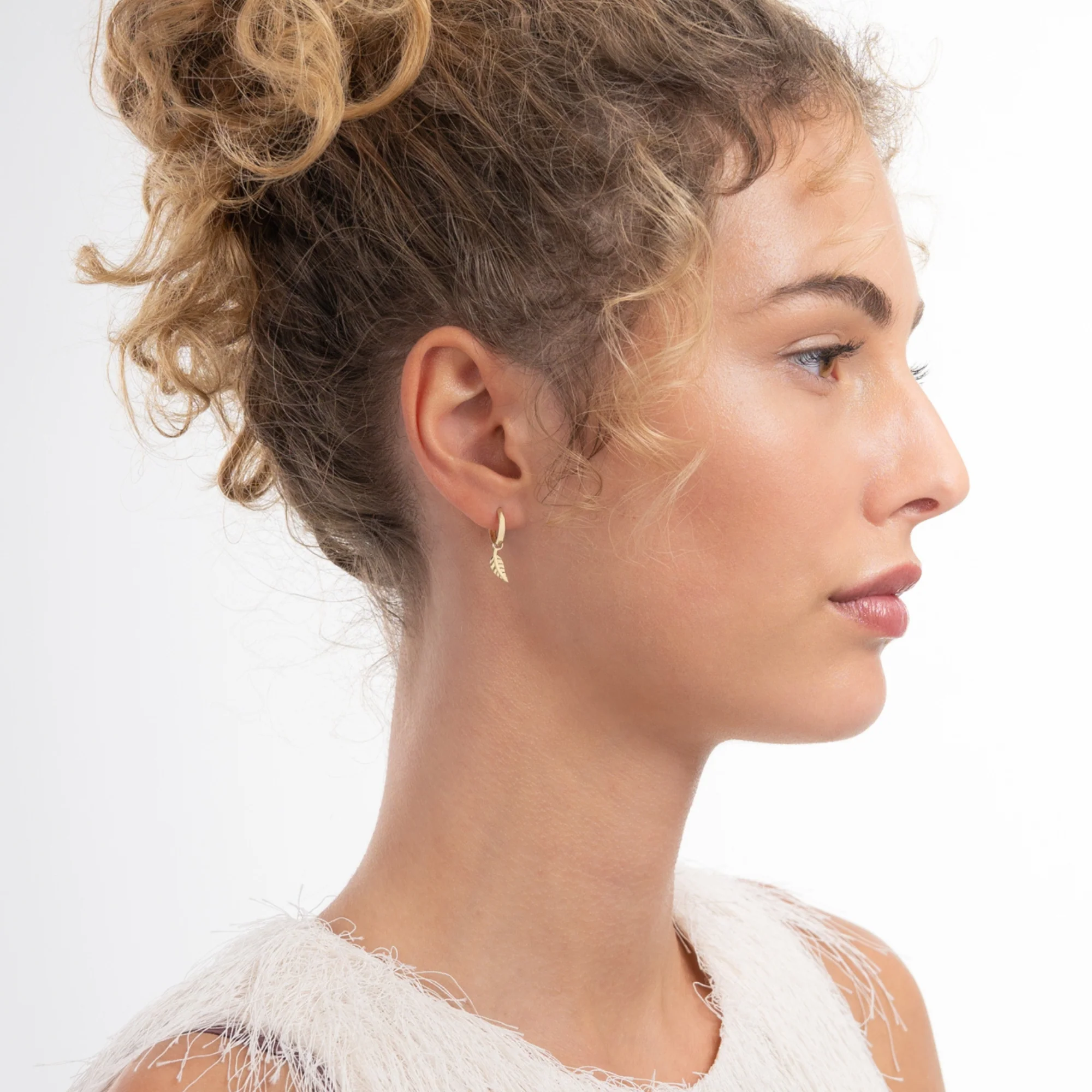 Monceau Giselle 14 karat gold hoop earrings with feather - Image 4