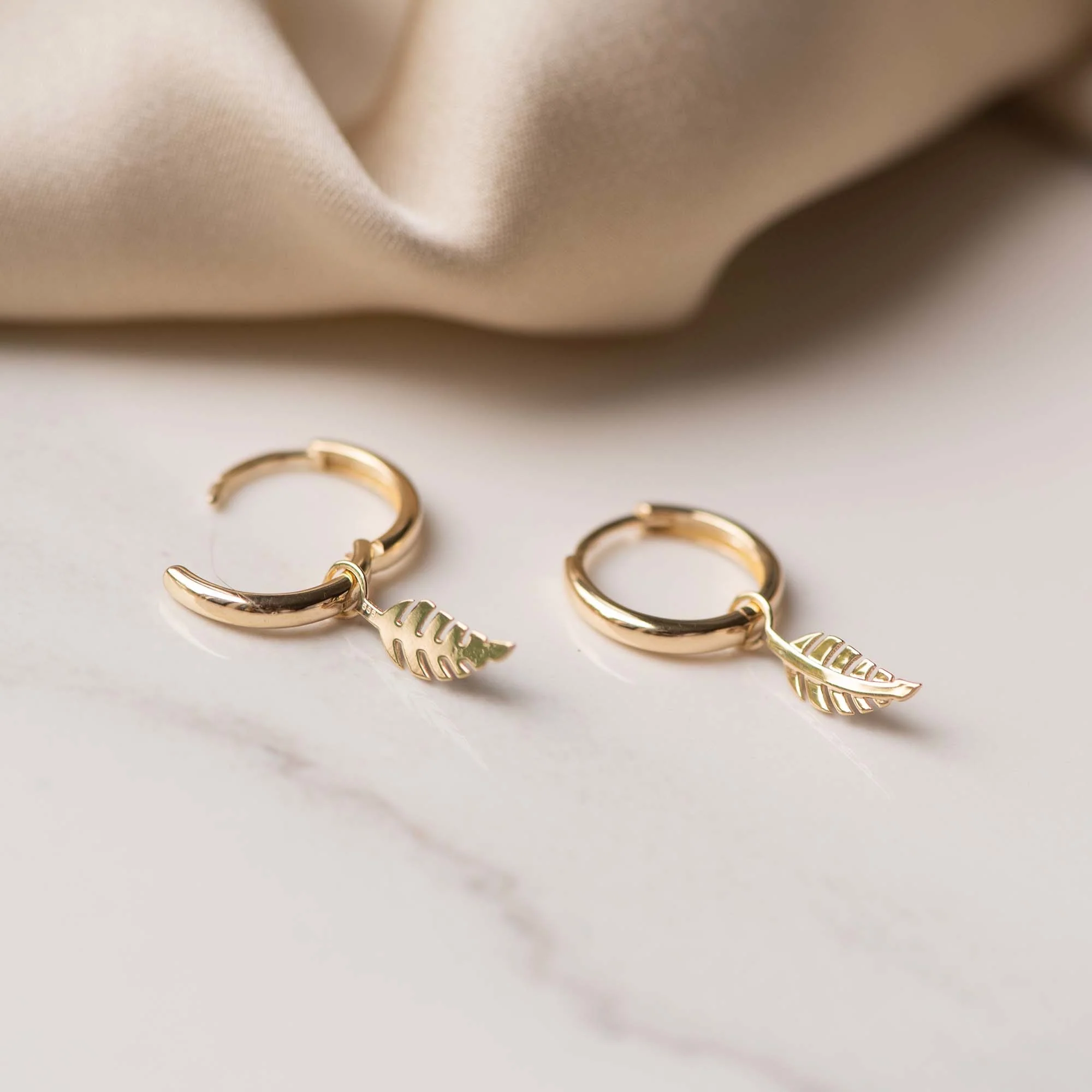 Monceau Giselle 14 karat gold hoop earrings with feather - Image 5