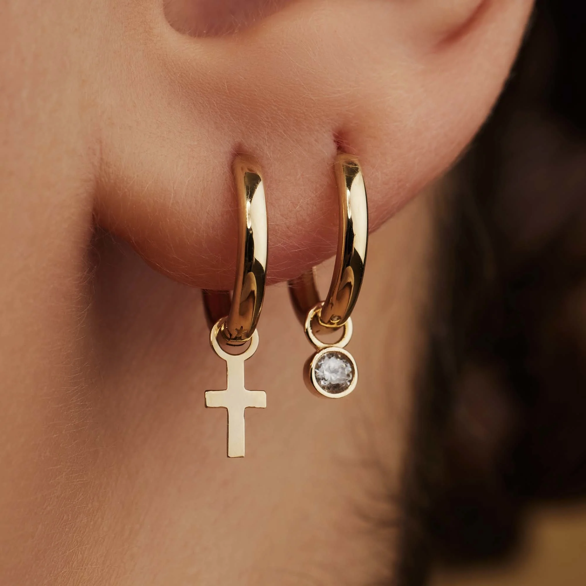 Monceau Solange 14 karat gold hoop earrings with cross - Image 3