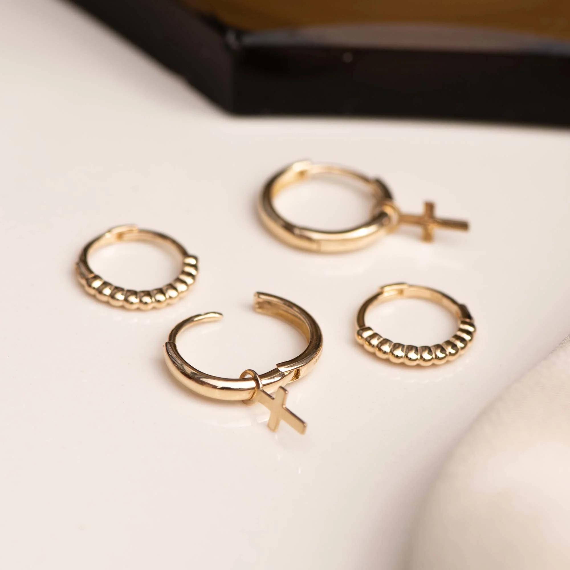 Monceau Solange 14 karat gold hoop earrings with cross - Image 4