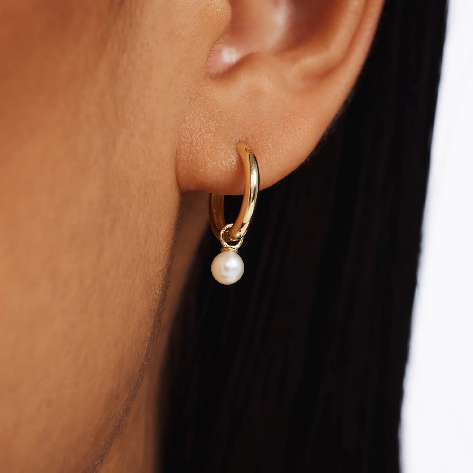 Belleville Luna 14 karat gold hoop earrings with freshwater pearl - Image 3