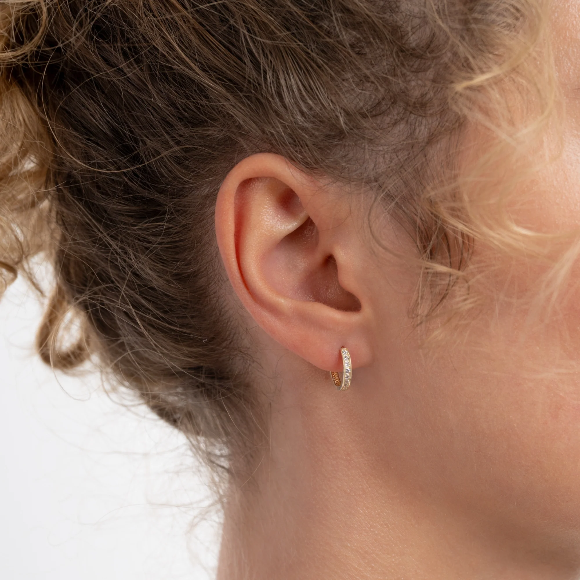 Le Marais Tiphaine 14 karat gold hoop earrings with zirconia stones - Image 2