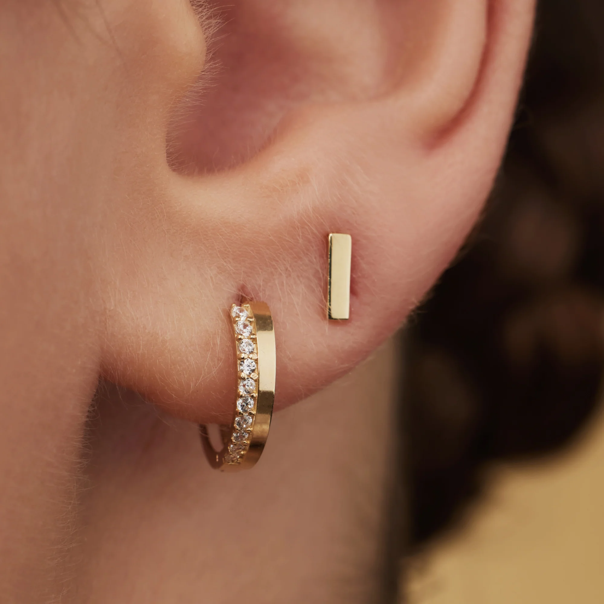Rivoli Esmée 14 karat gold hoop earrings with zirconia stones - Image 3