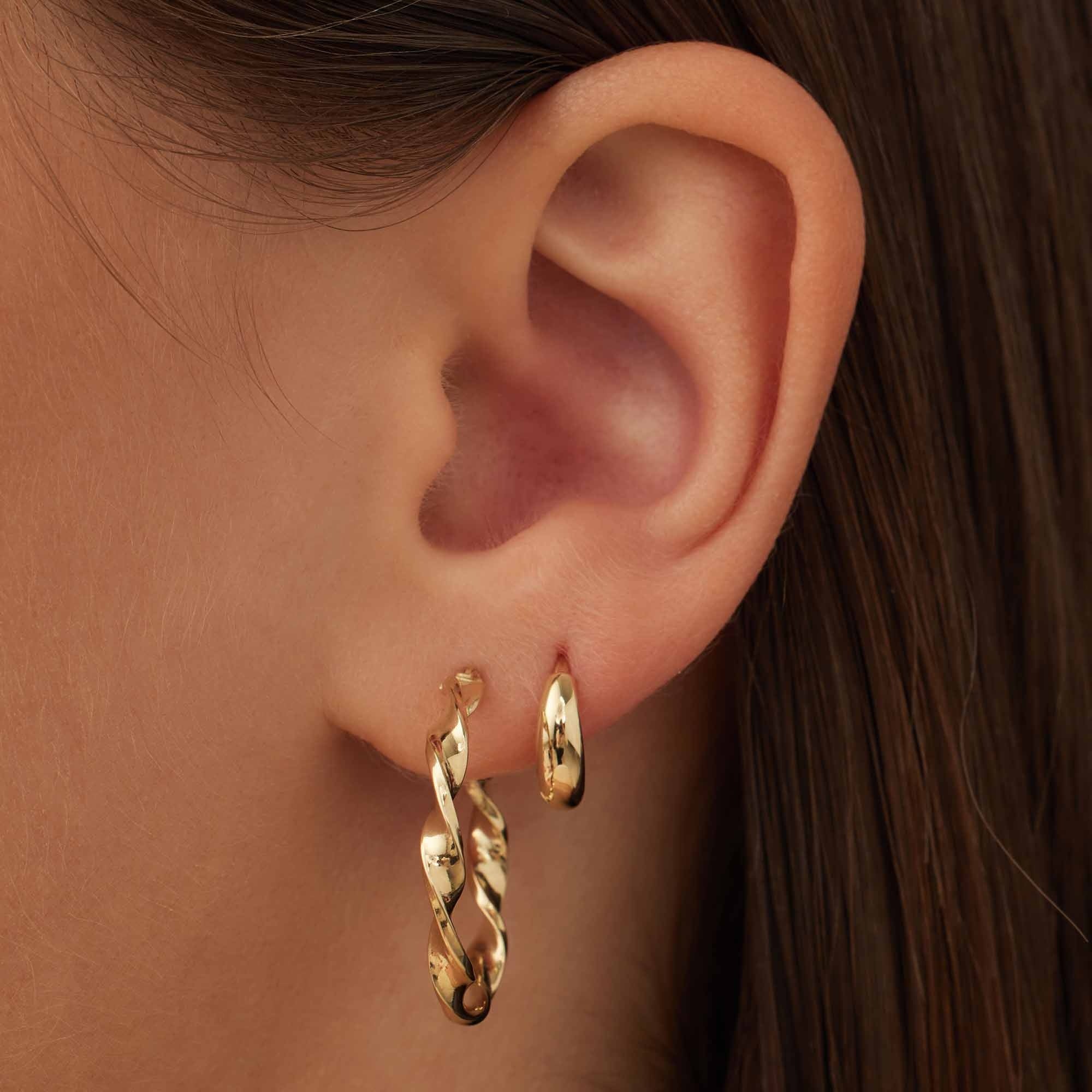 Rivoli Odette 14 karat gold hoop earrings with twist - Image 2