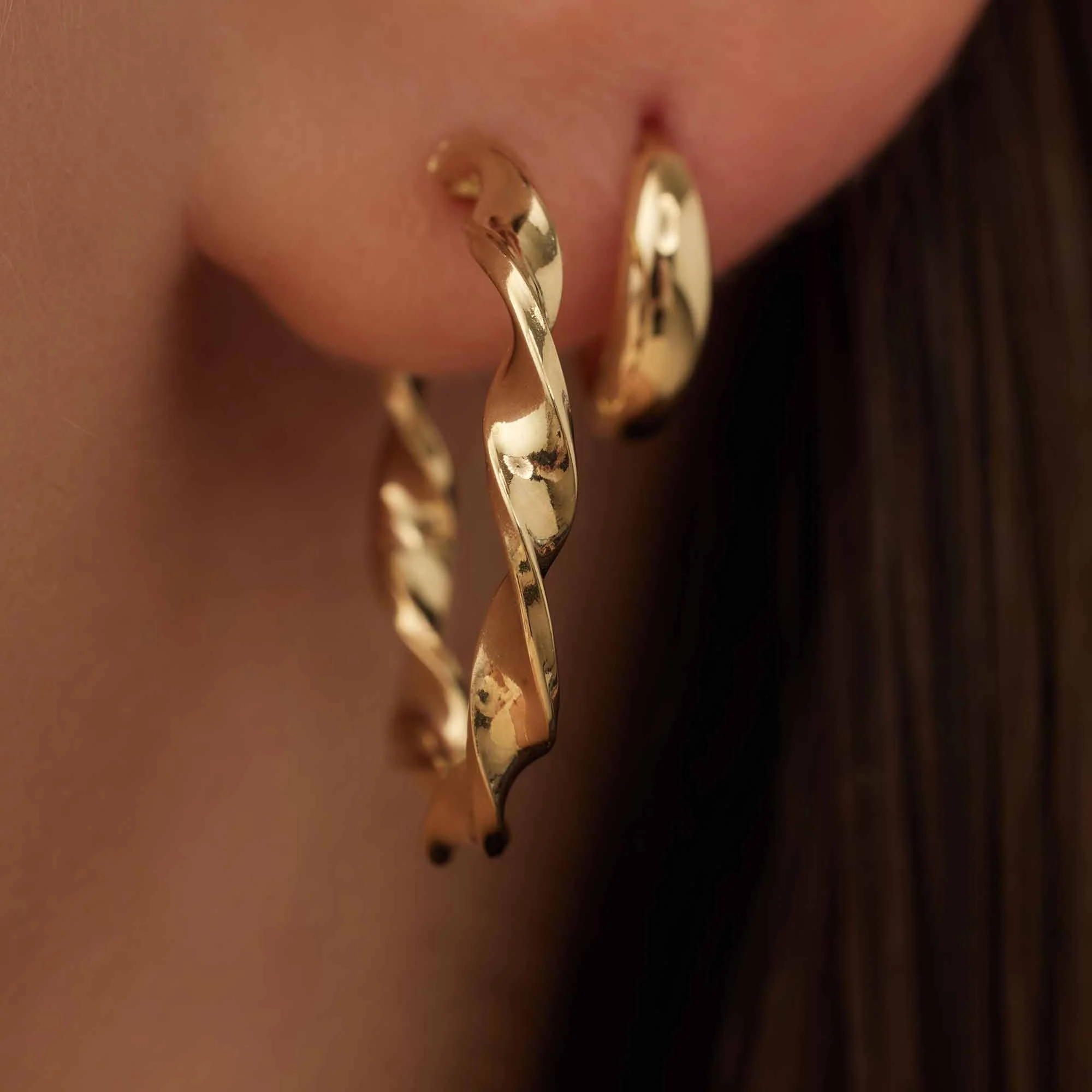 Rivoli Odette 14 karat gold hoop earrings with twist - Image 3