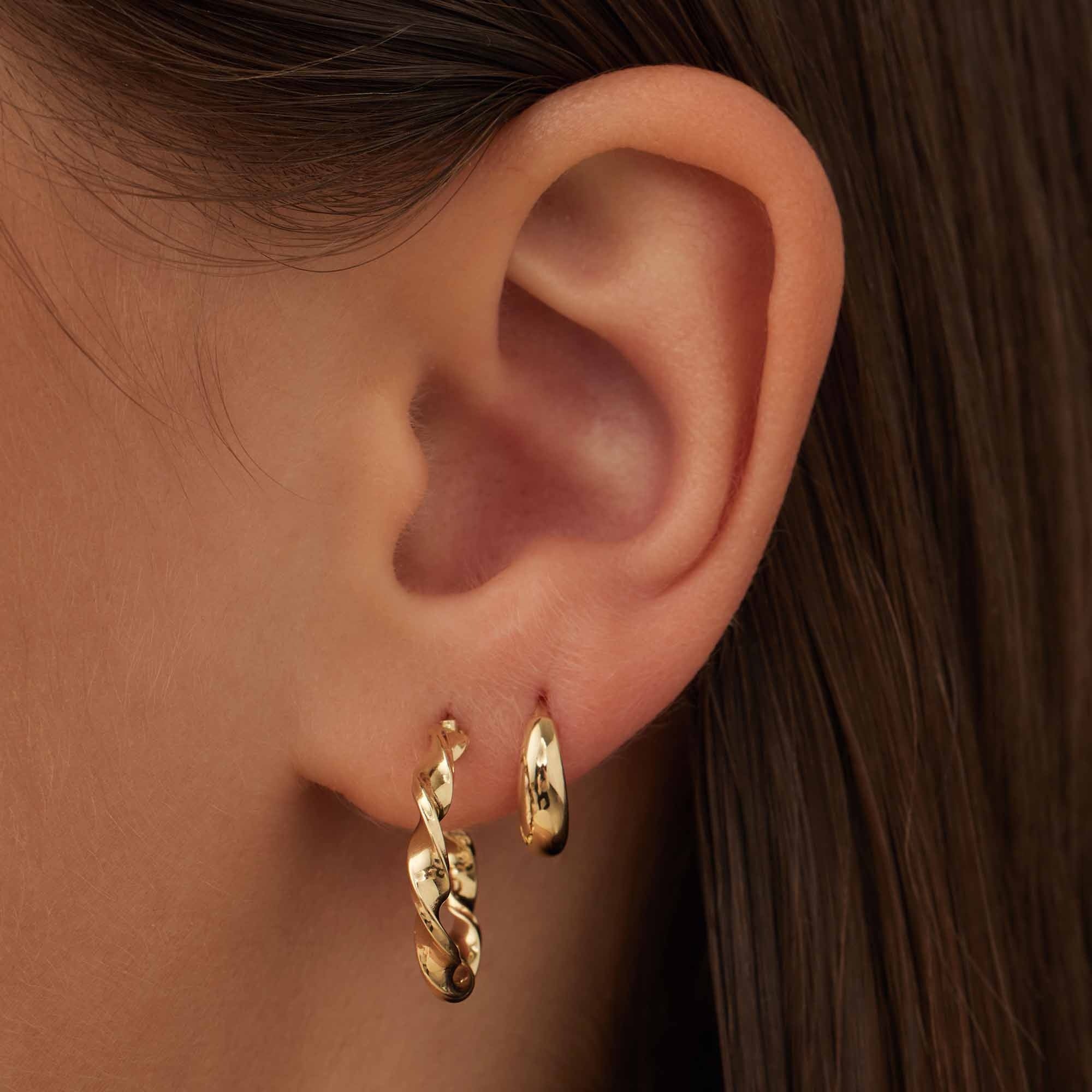 Rivoli Odette 14 karat gold hoop earrings with twist - Image 2