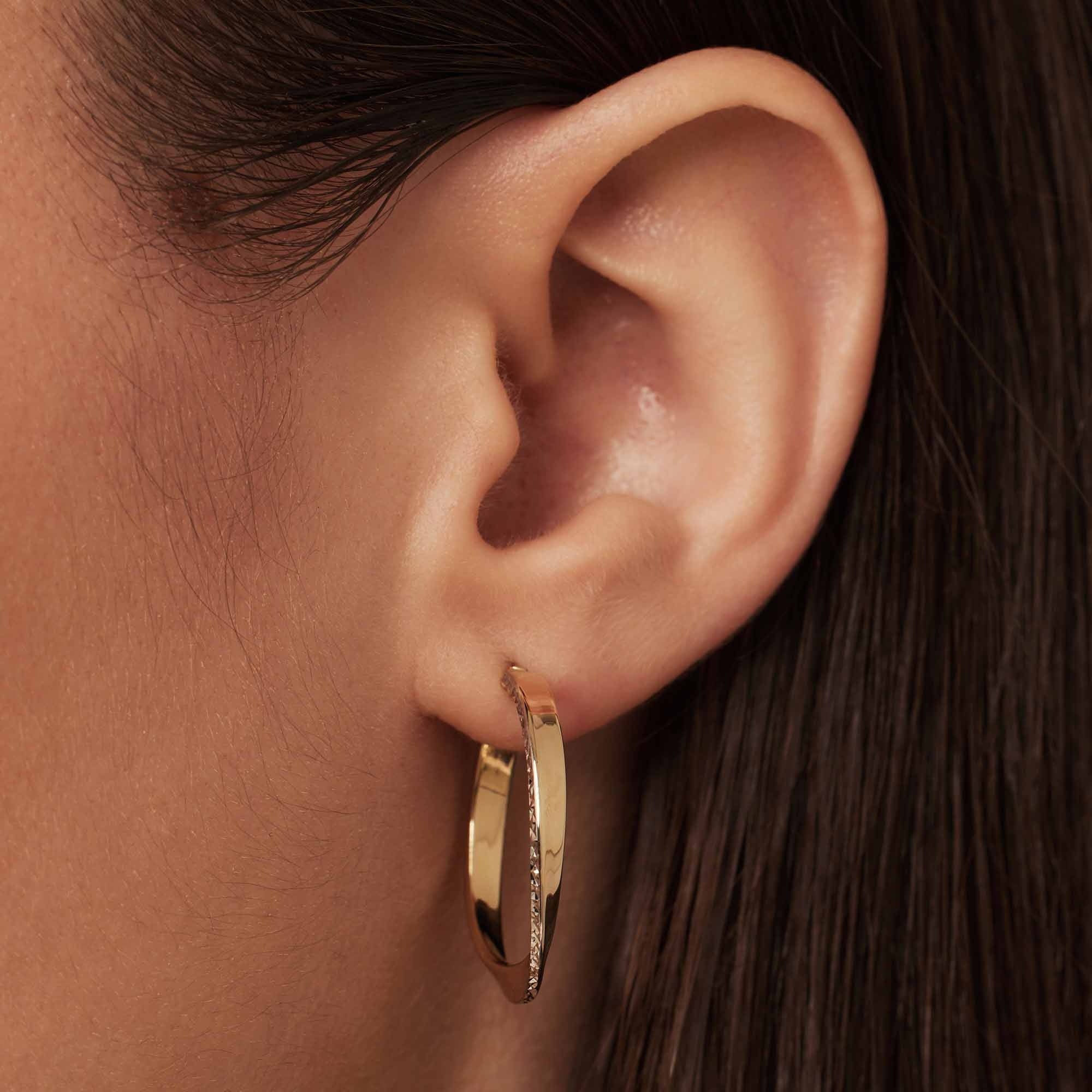 Rivoli Laura 14 karat gold hoop earrings with diamond cut (24 mm) - Image 2