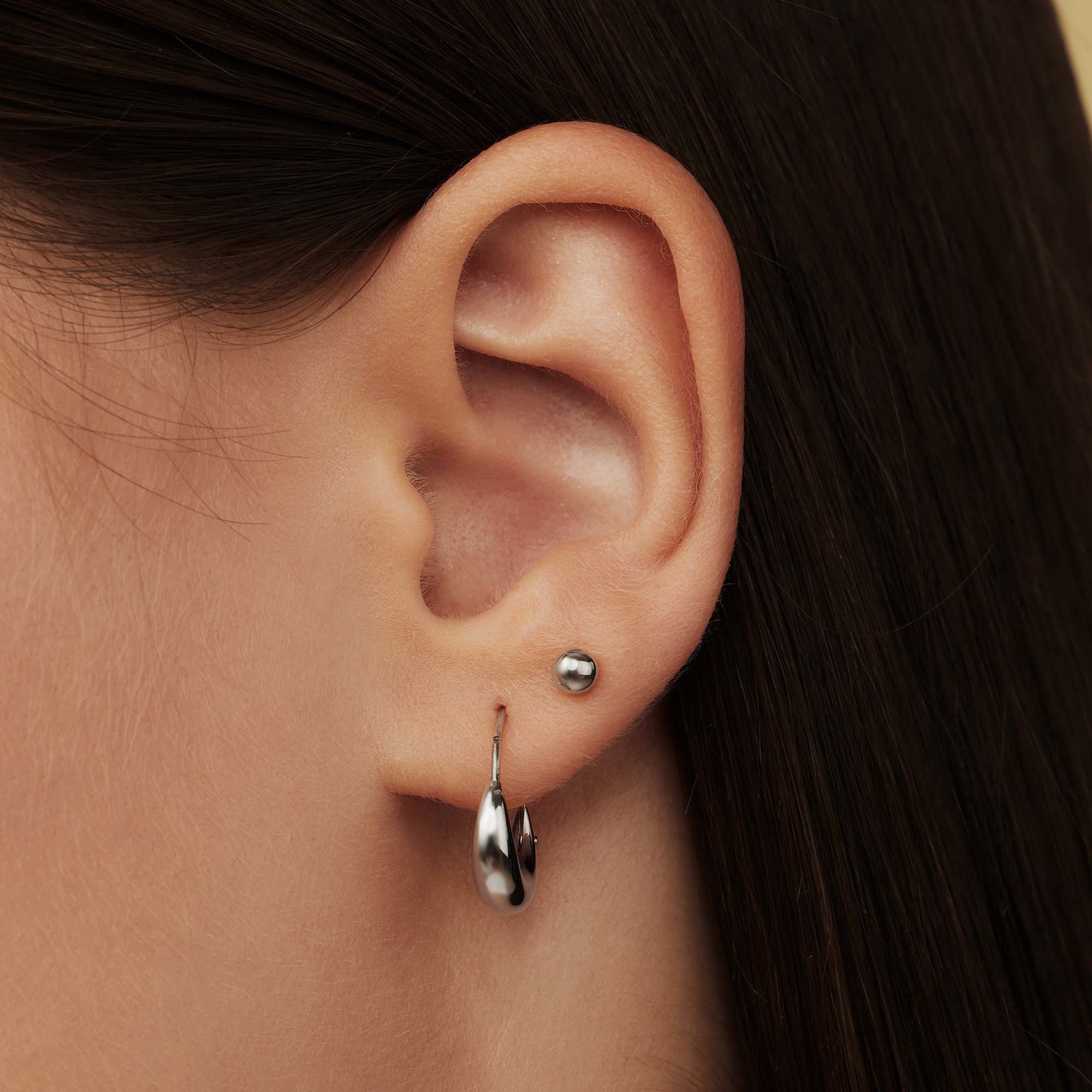 Saint Germain Nadie 14 karat white gold ear studs with sphere - Image 2