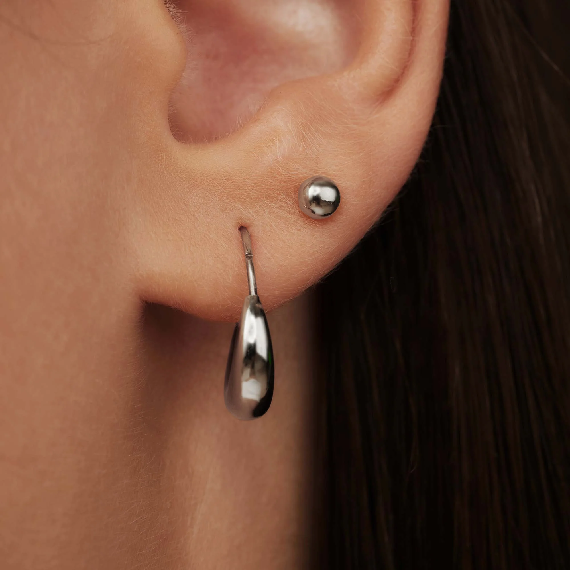 Saint Germain Nadie 14 karat white gold ear studs with sphere - Image 3