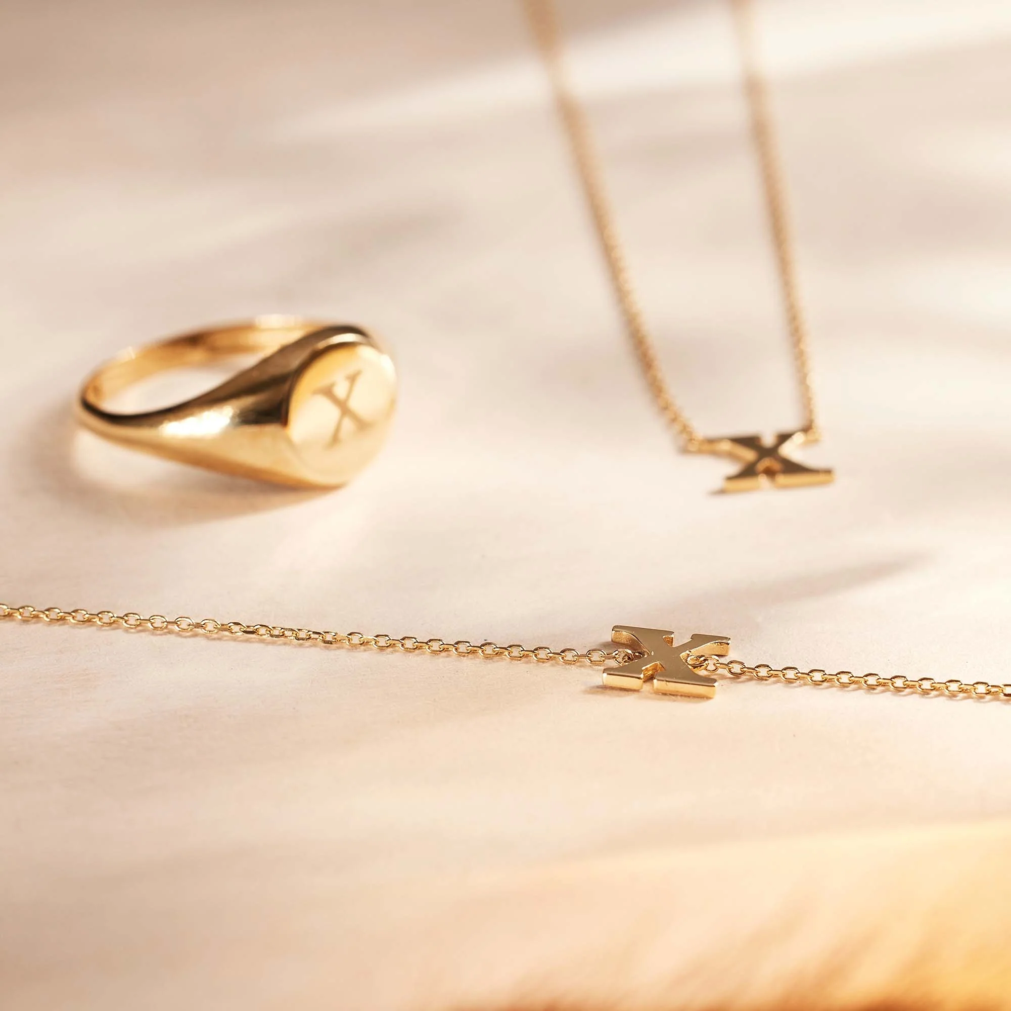Le Marais Rachel 14 karat gold initial bracelet with letter - Image 4