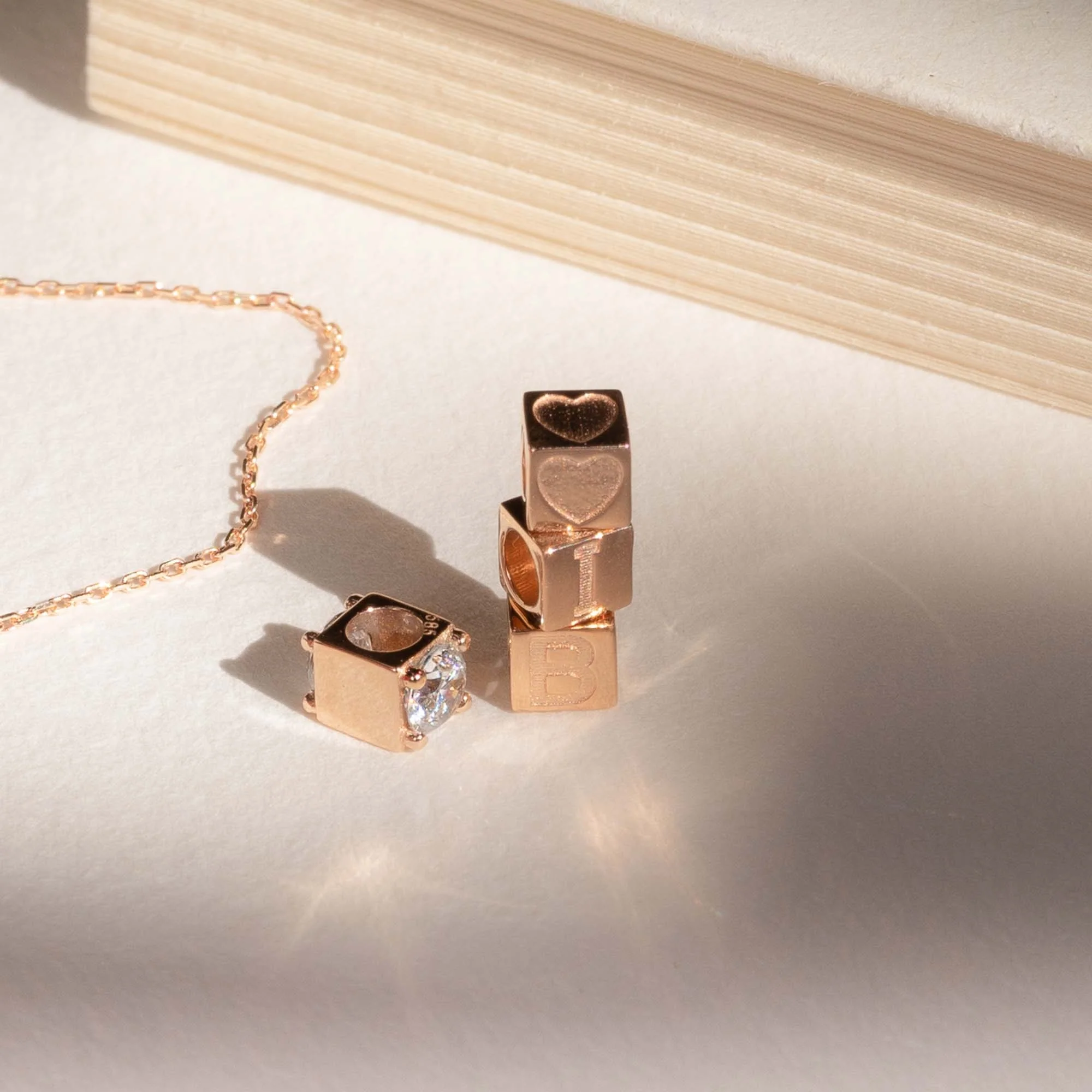 La Concorde Felie 14 karat rose gold cube initial with letter - Image 4