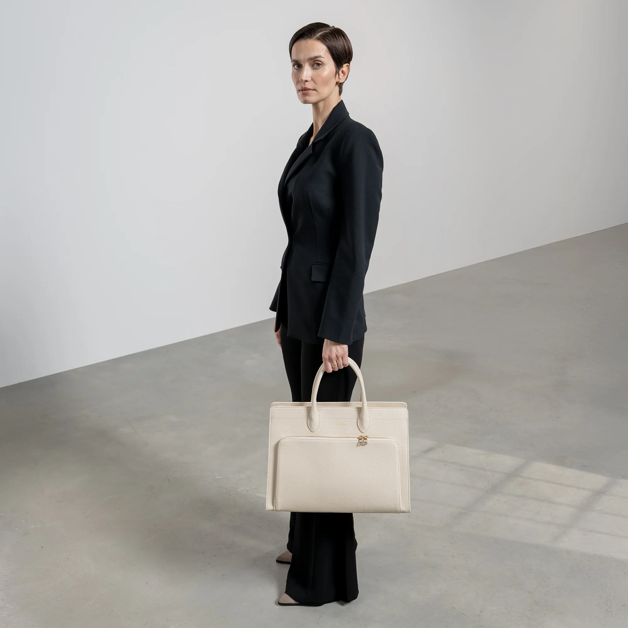 Honoré Nadine cream calfskin leather handbag with 16.4 inch laptop pocket - Image 3