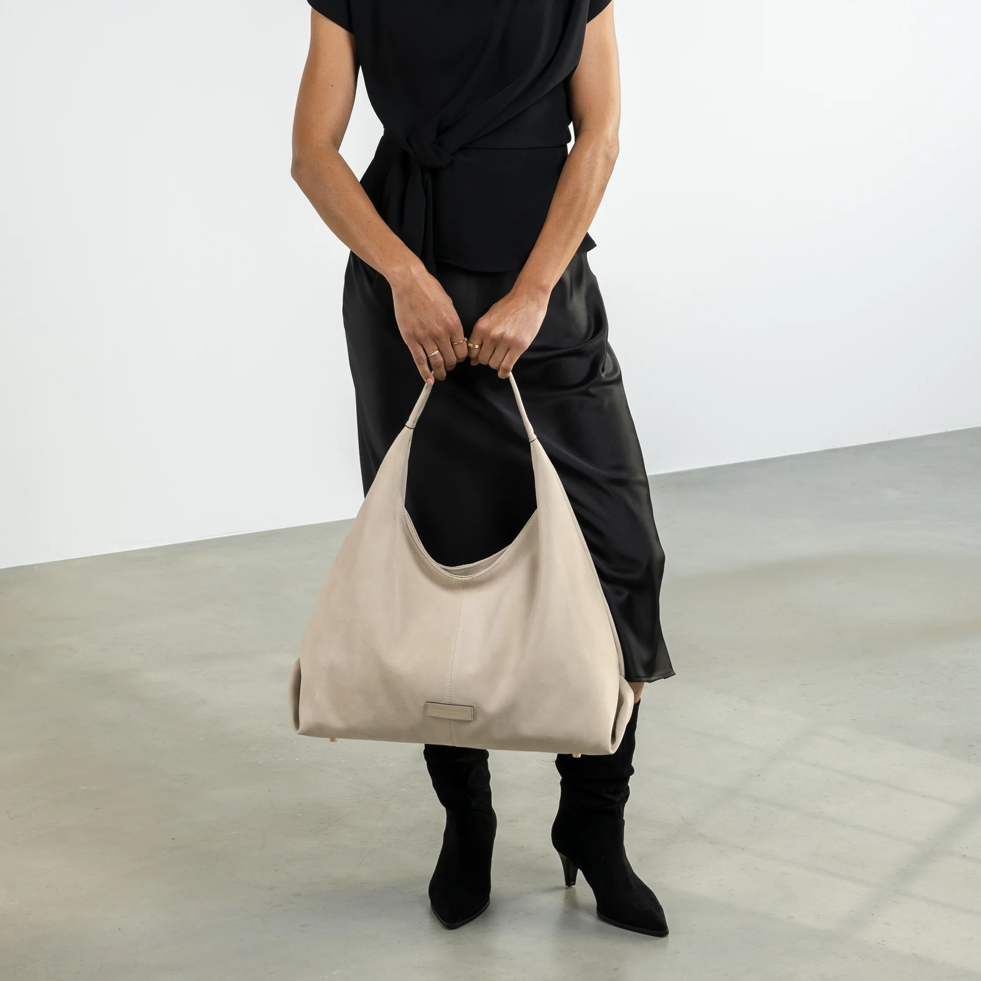 Honoré Grace cream suede shoulder bag - Image 3