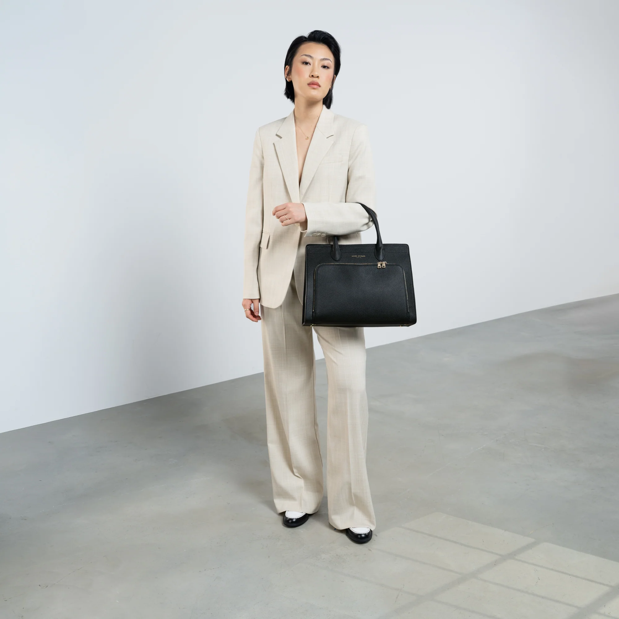 Honoré Nadine black calfskin leather handbag with 13 inch laptop pocket - Image 2