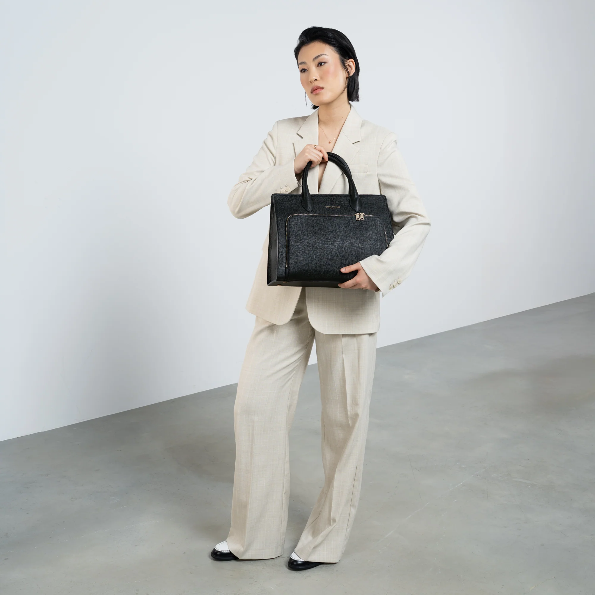 Honoré Nadine black calfskin leather handbag with 13 inch laptop pocket - Image 3
