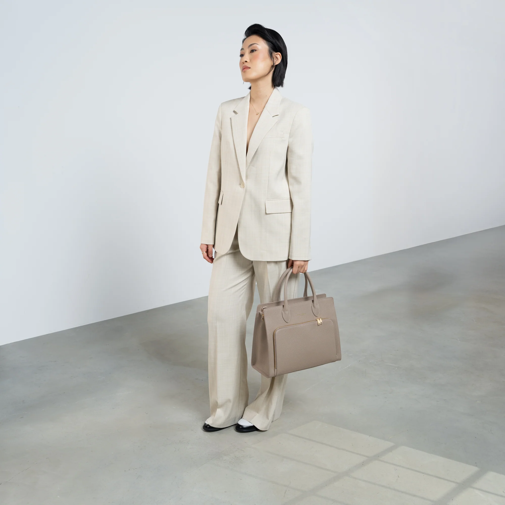 Honoré Nadine taupe calfskin leather handbag with 13 inch laptop pocket - Image 3