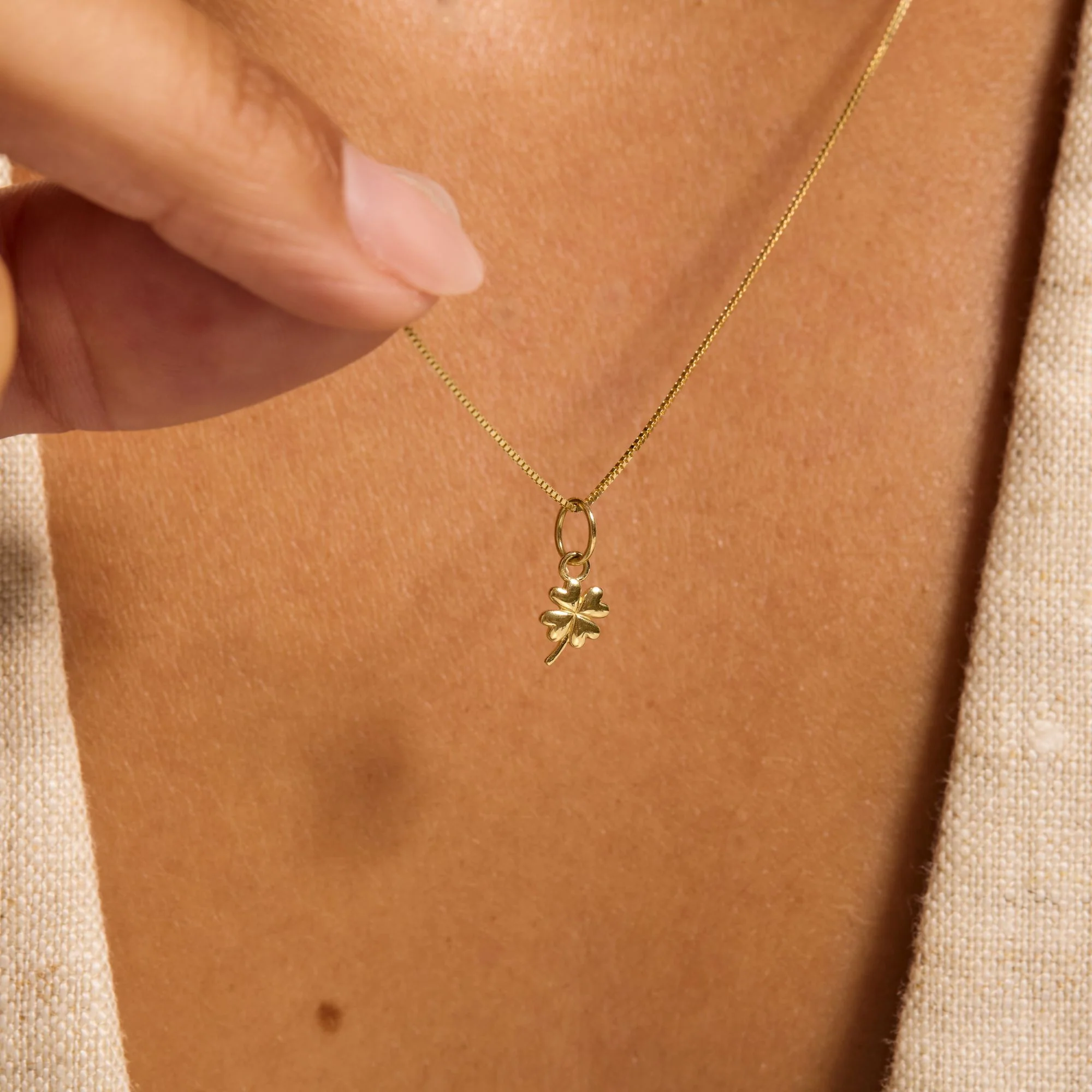 Le Marais Clover 14 karat gold charm - Image 2