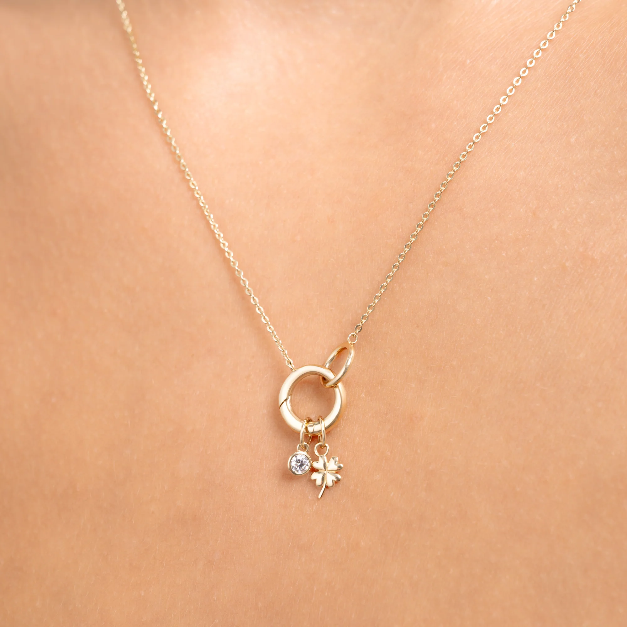 Le Marais Clover 14 karat gold charm - Image 4