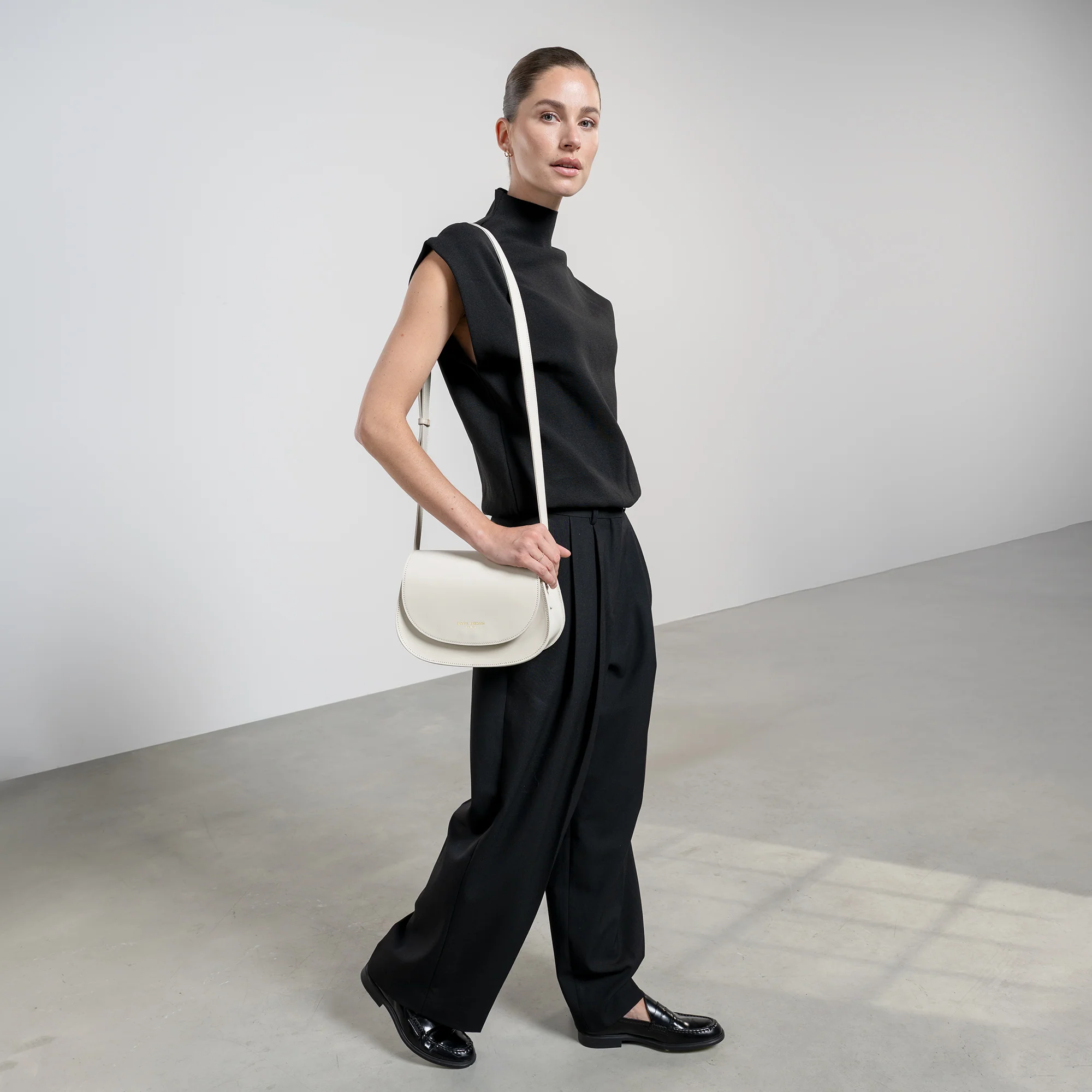 Montmartre Madelon cream vegetable tanned leather crossbody bag - Image 3