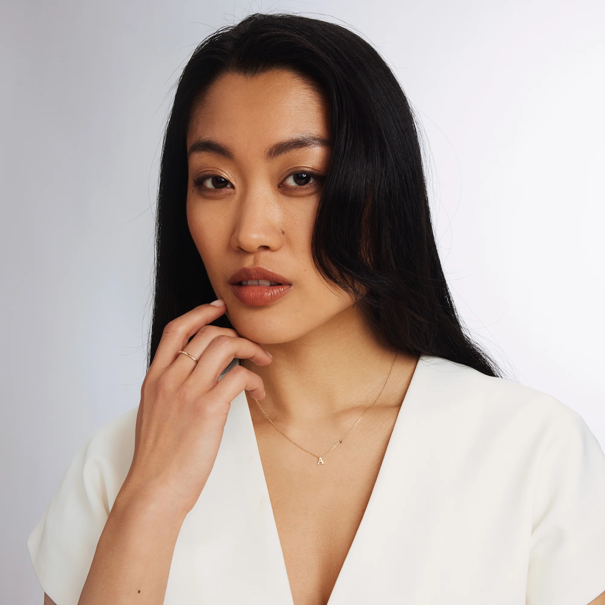 Le Marais Chloé 14 karat gold initial necklace with letter - Image 4