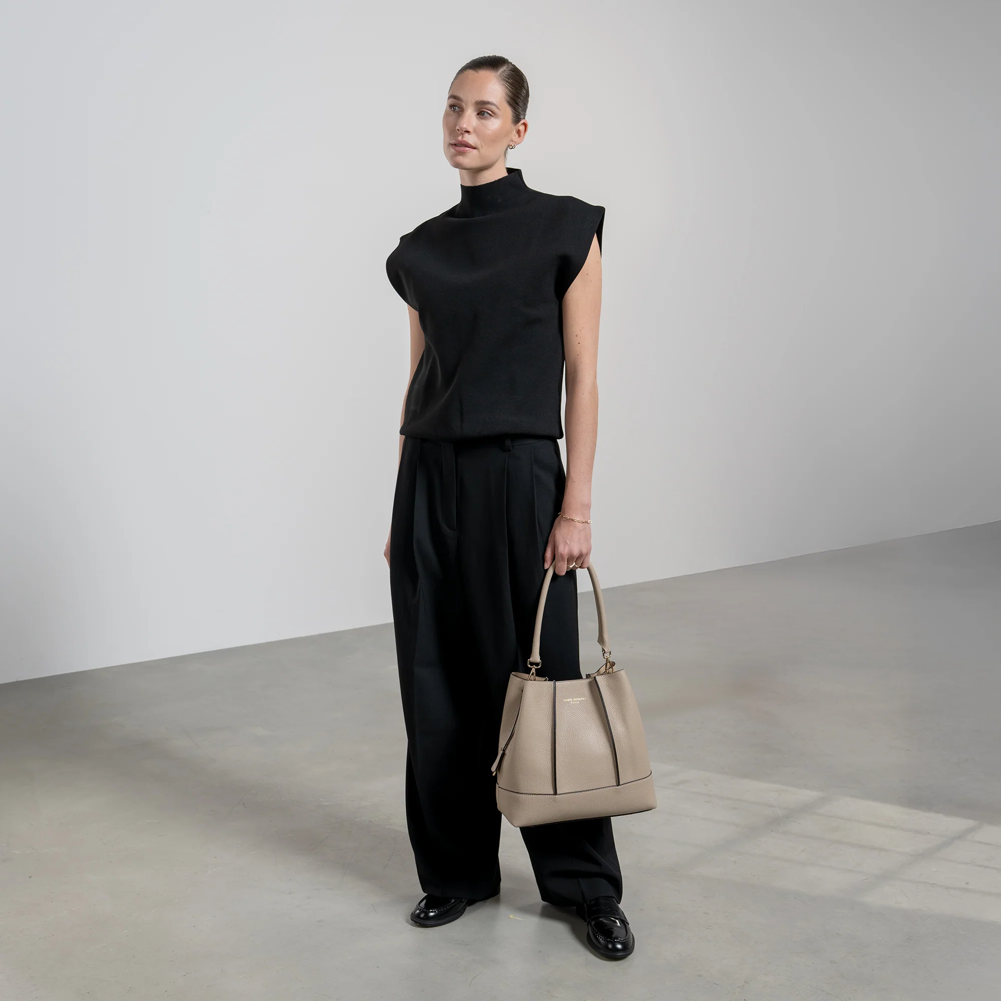 Femme Forte Macie taupe calfskin leather shoulder bag - Image 3
