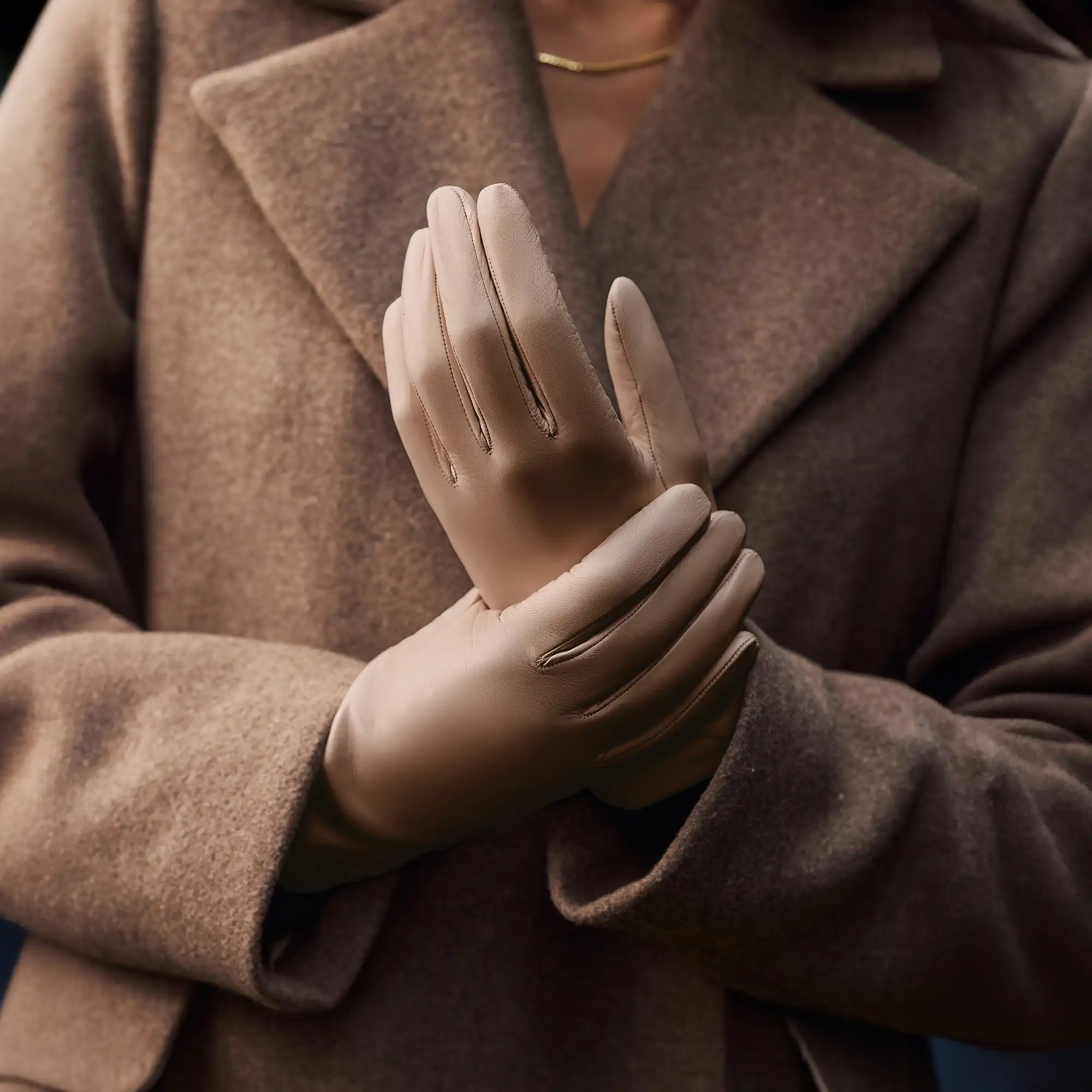 Honoré Eleanor taupe goatskin leather gloves - Image 2