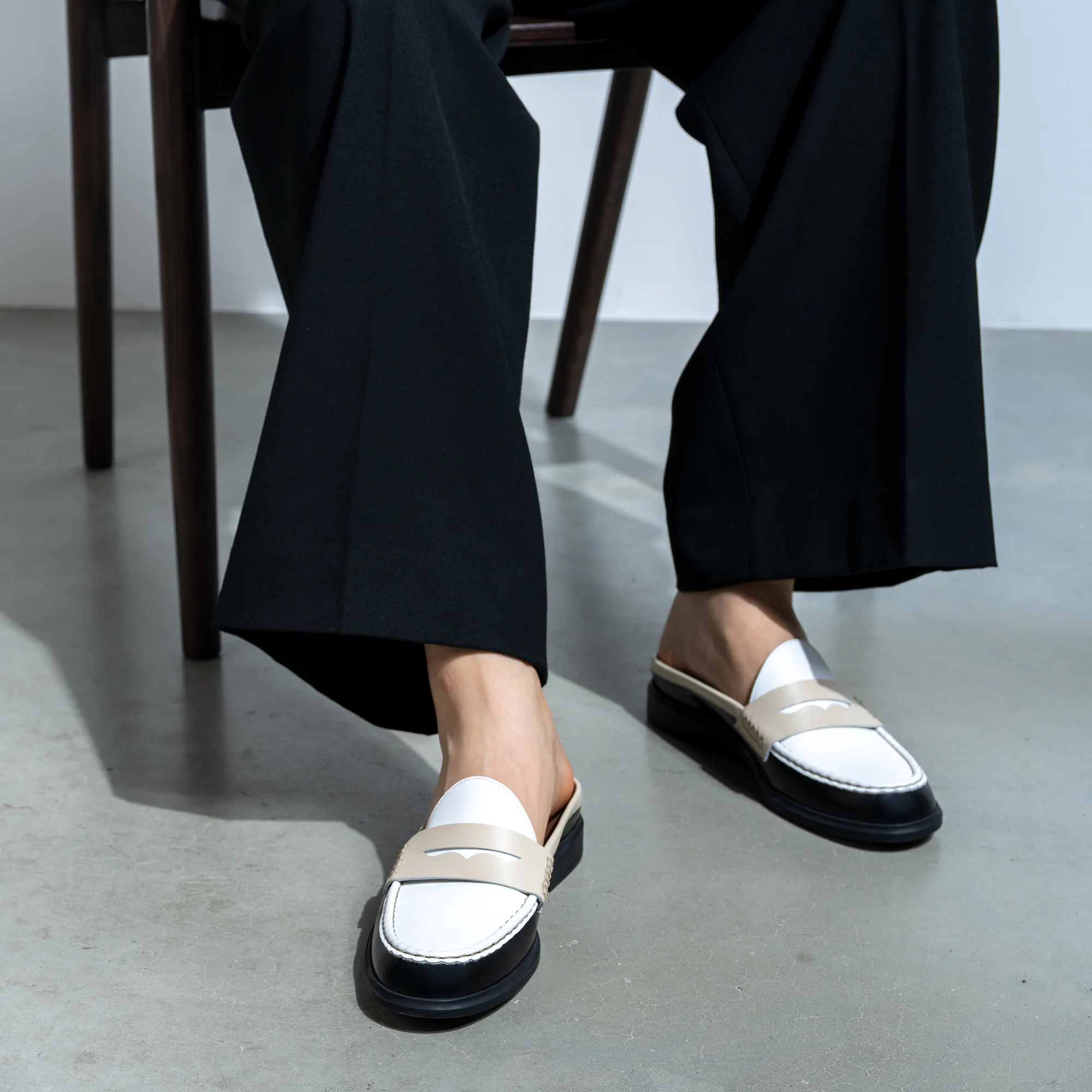 Vendôme Blandine Black And White Calfskin Leather Mules With White Details - Image 2