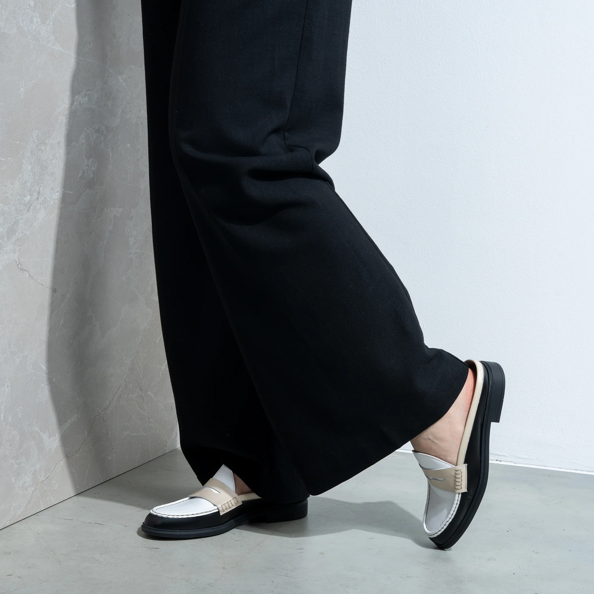 Vendôme Blandine Black And White Calfskin Leather Mules With White Details - Image 4